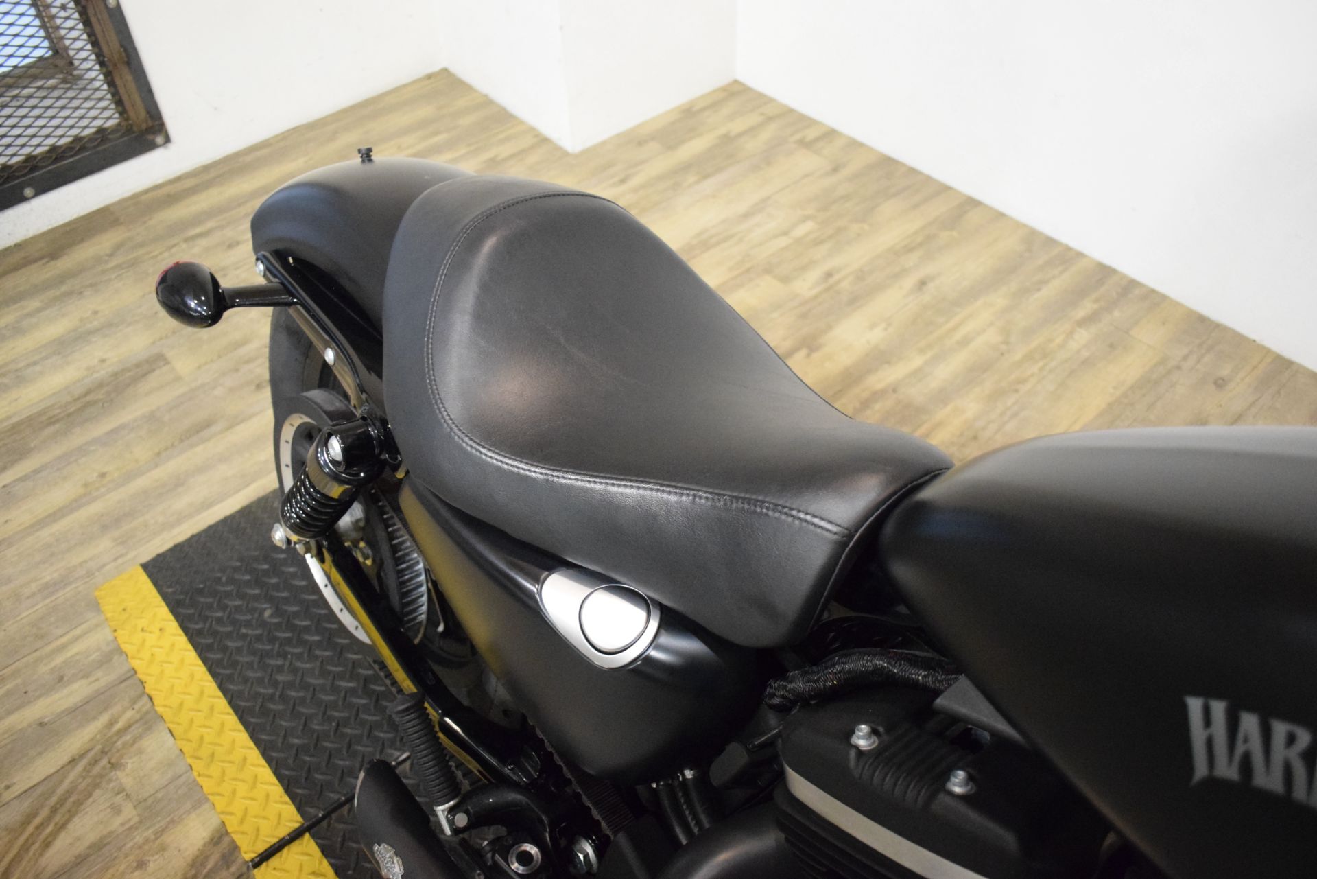 2015 Harley-Davidson Iron 883™ in Wauconda, Illinois - Photo 5