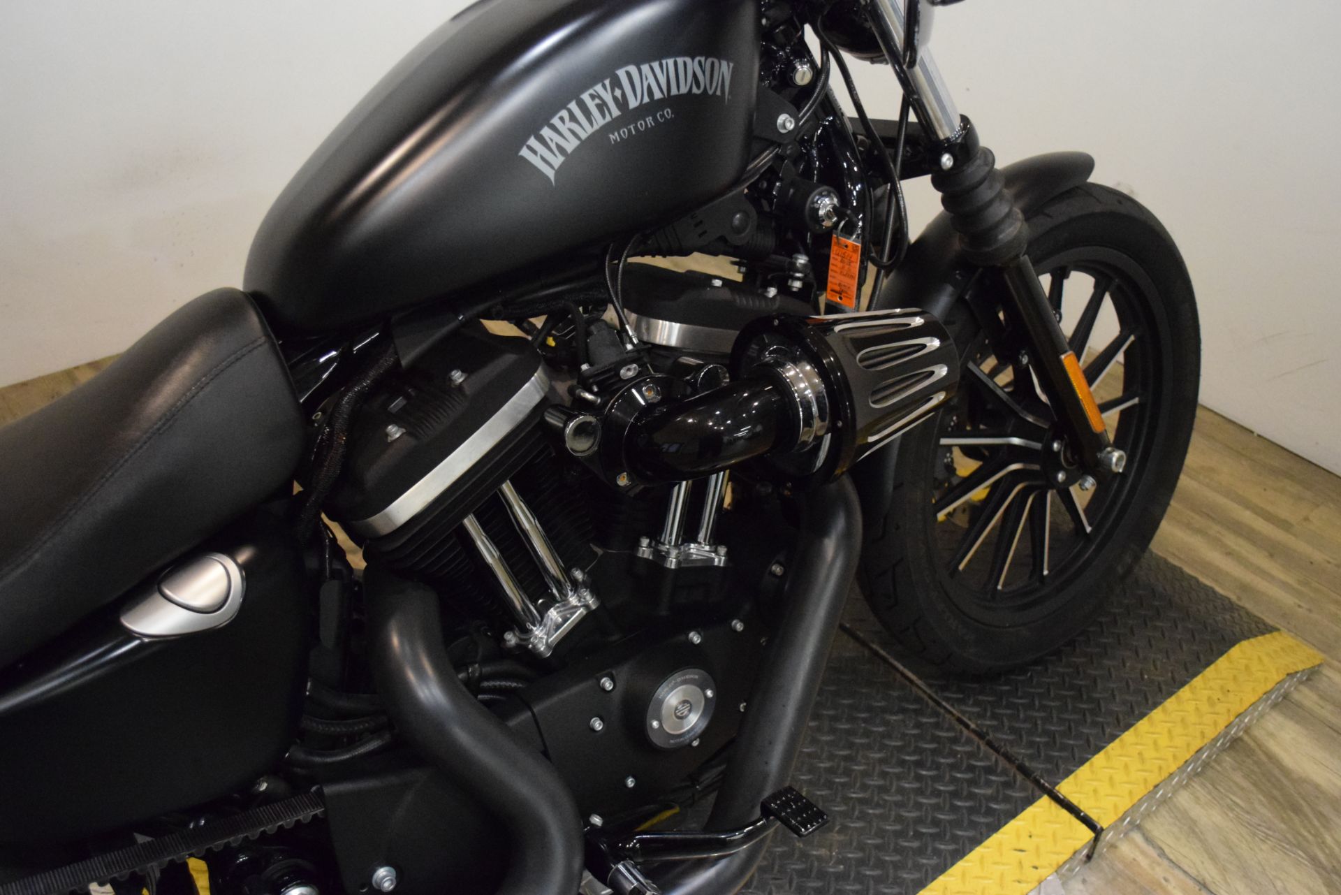 2015 Harley-Davidson Iron 883™ in Wauconda, Illinois - Photo 6