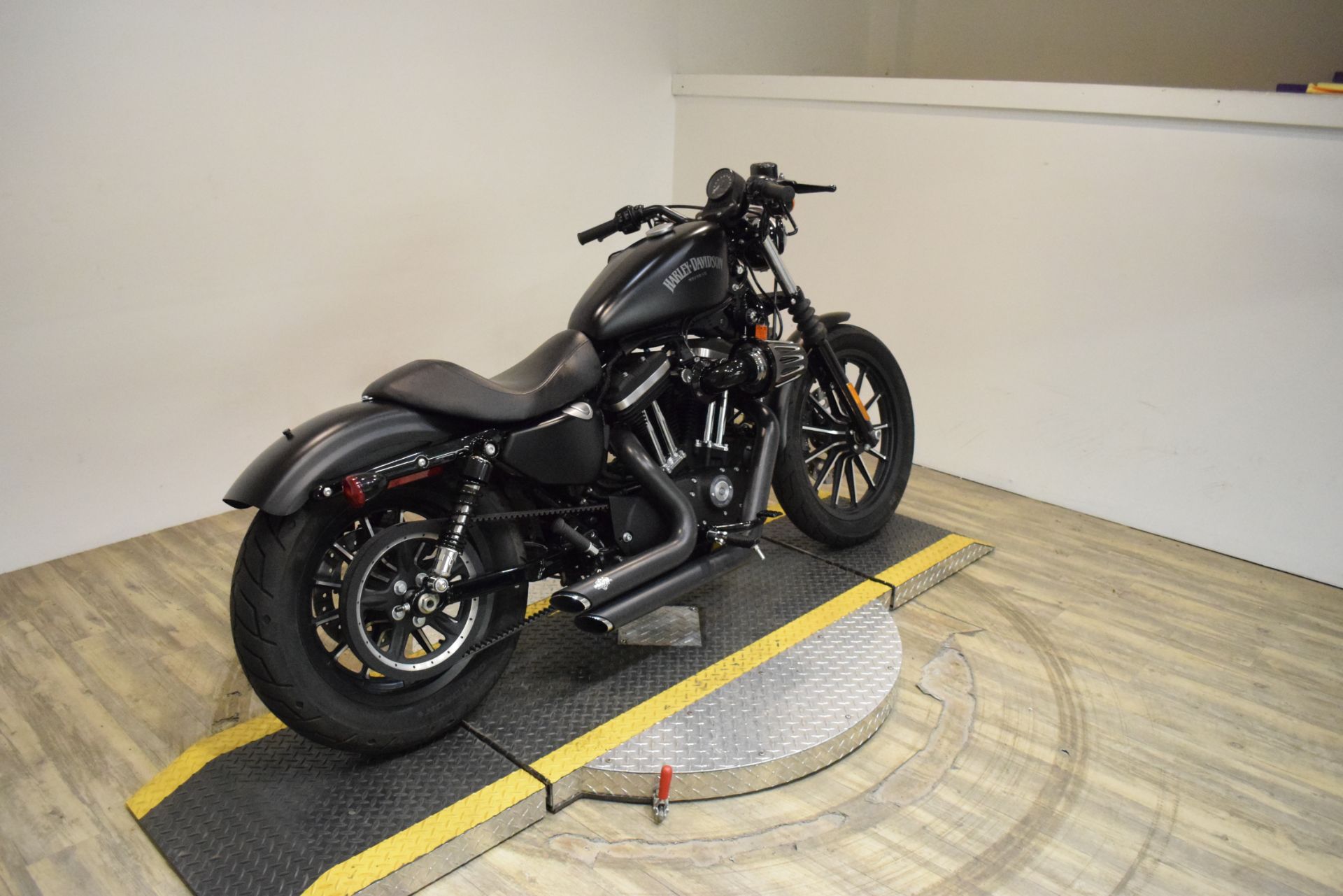 2015 Harley-Davidson Iron 883™ in Wauconda, Illinois - Photo 9
