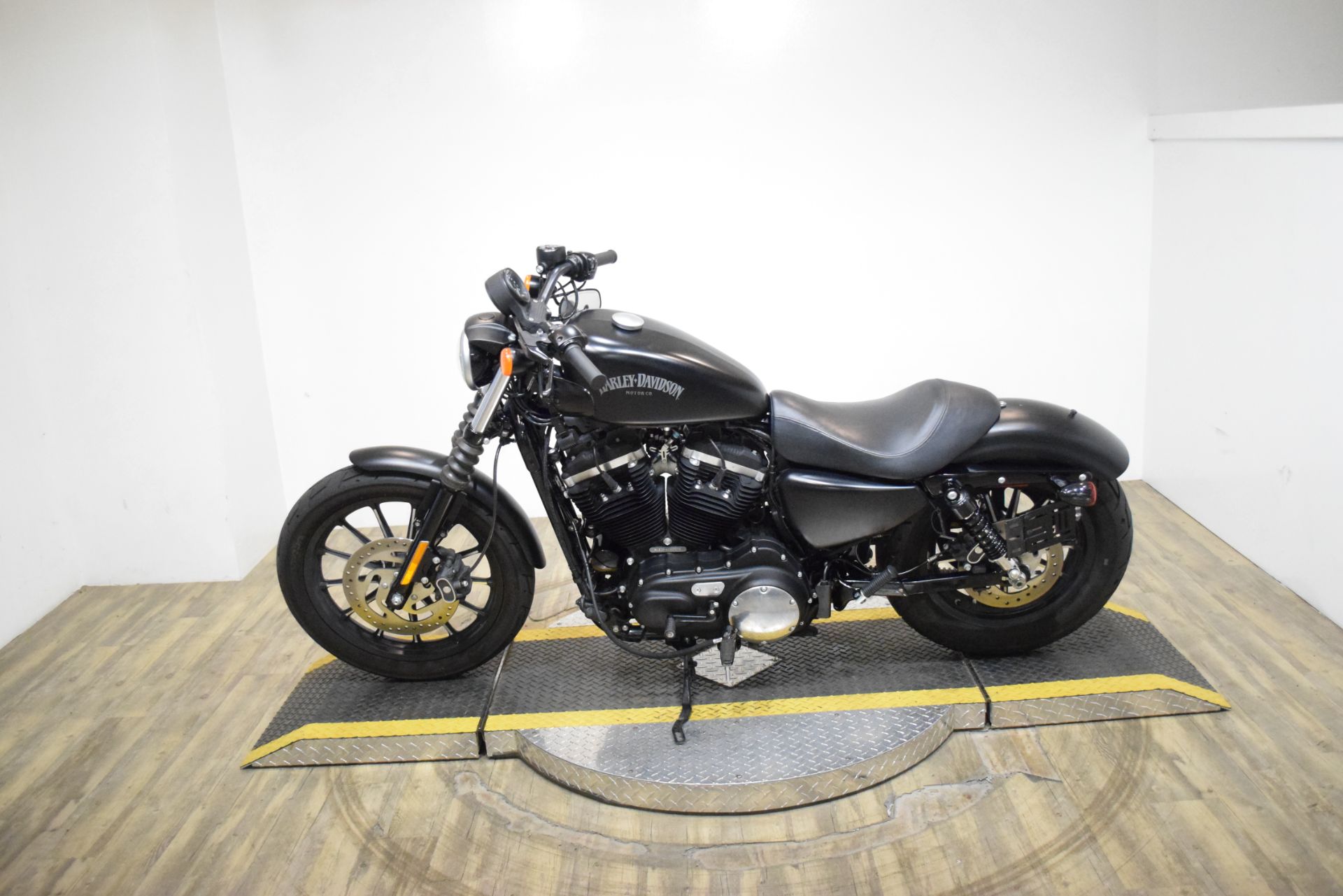 2015 Harley-Davidson Iron 883™ in Wauconda, Illinois - Photo 15