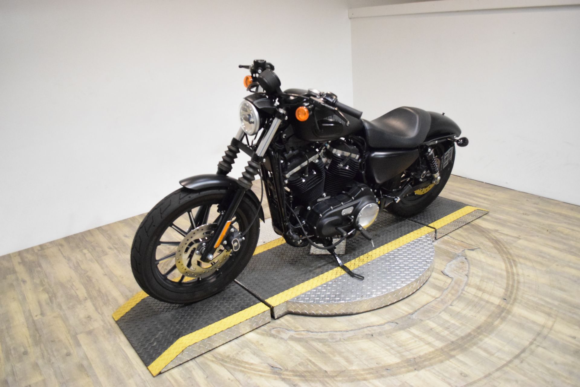 2015 Harley-Davidson Iron 883™ in Wauconda, Illinois - Photo 22