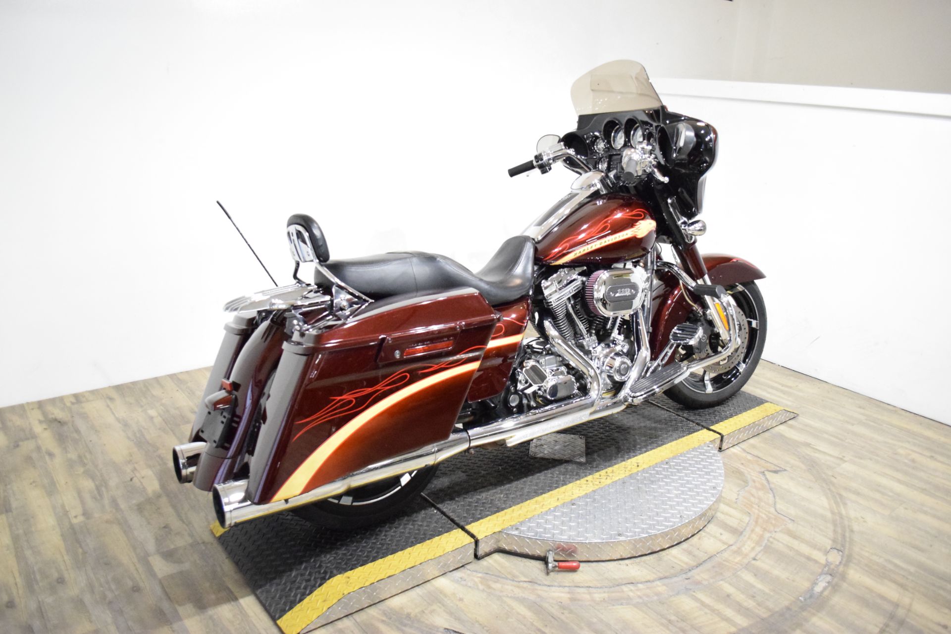 2010 Harley-Davidson CVO™ Street Glide® in Wauconda, Illinois - Photo 9