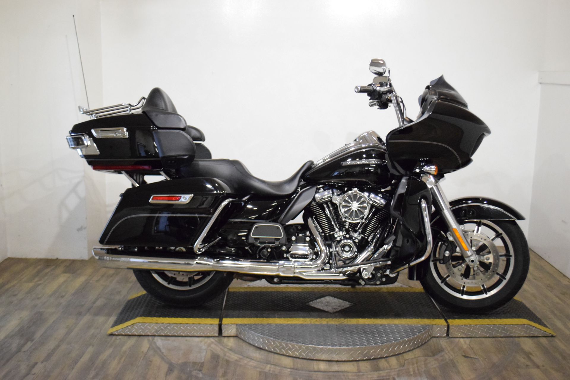 2017 Harley-Davidson Road Glide® Ultra in Wauconda, Illinois - Photo 1