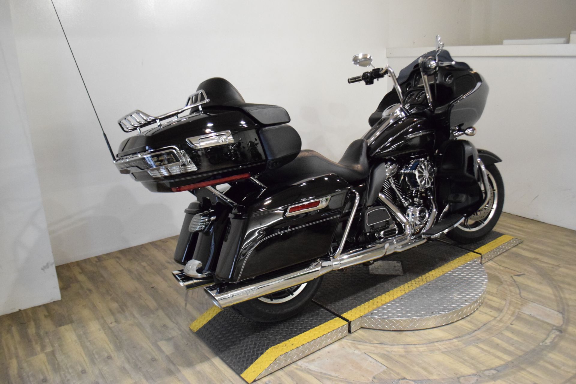 2017 Harley-Davidson Road Glide® Ultra in Wauconda, Illinois - Photo 10