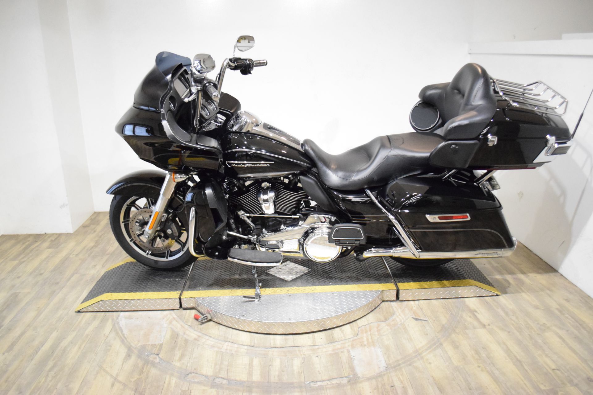 2017 Harley-Davidson Road Glide® Ultra in Wauconda, Illinois - Photo 16