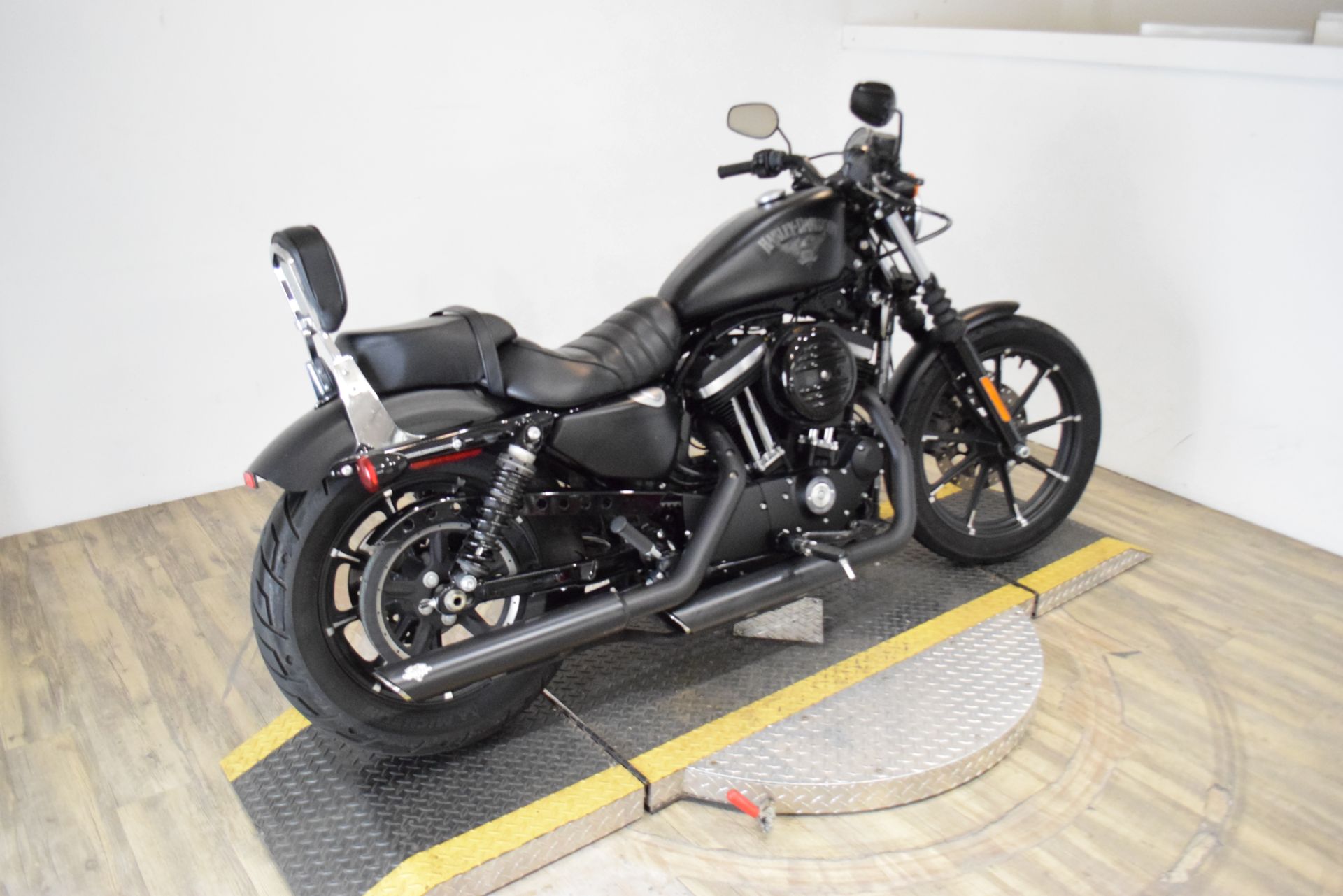 2017 Harley-Davidson Iron 883™ in Wauconda, Illinois - Photo 9