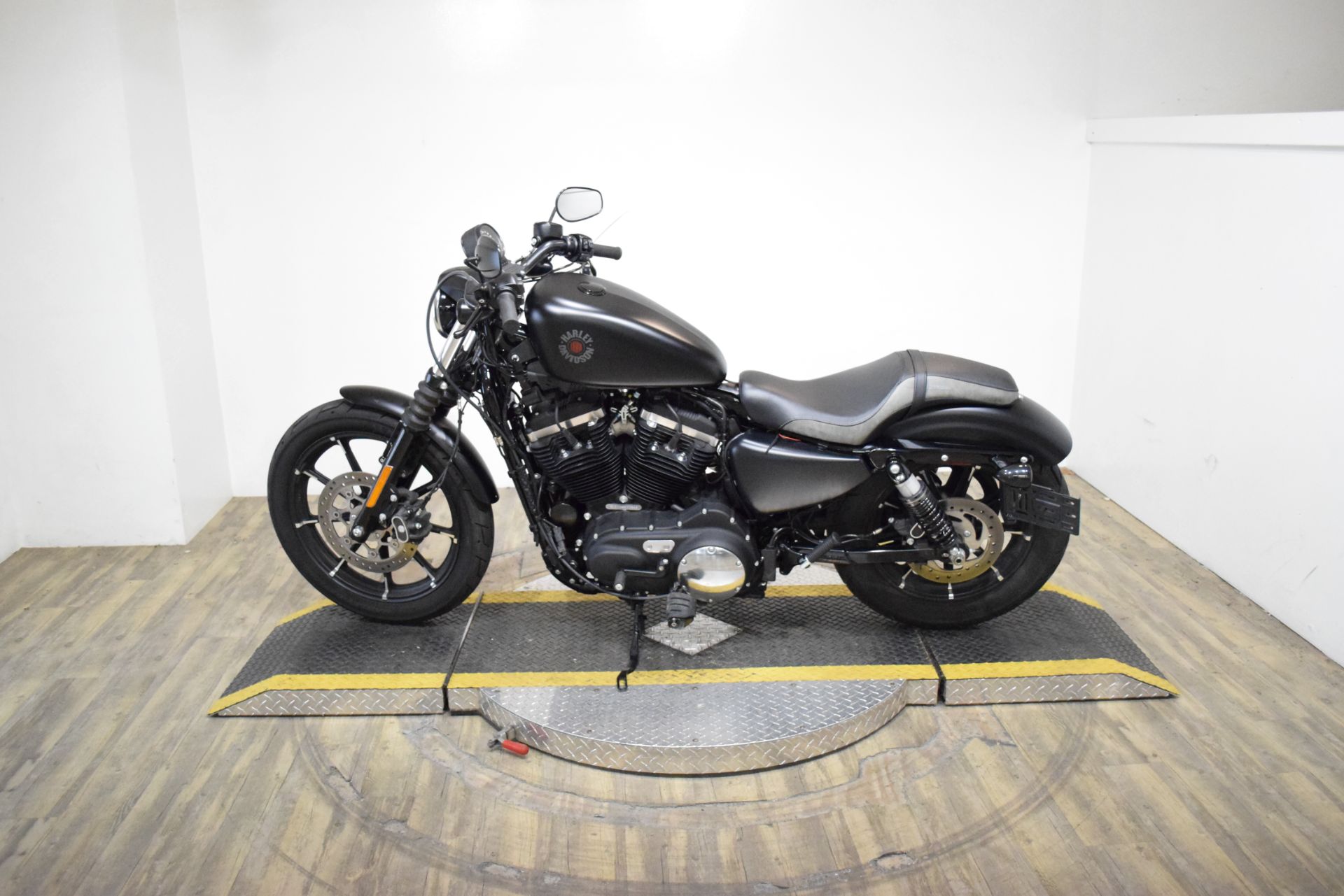 2022 Harley-Davidson Iron 883™ in Wauconda, Illinois - Photo 15