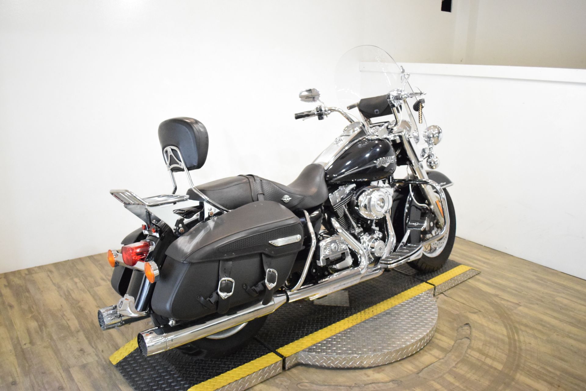 2012 Harley-Davidson Road King® Classic in Wauconda, Illinois - Photo 9