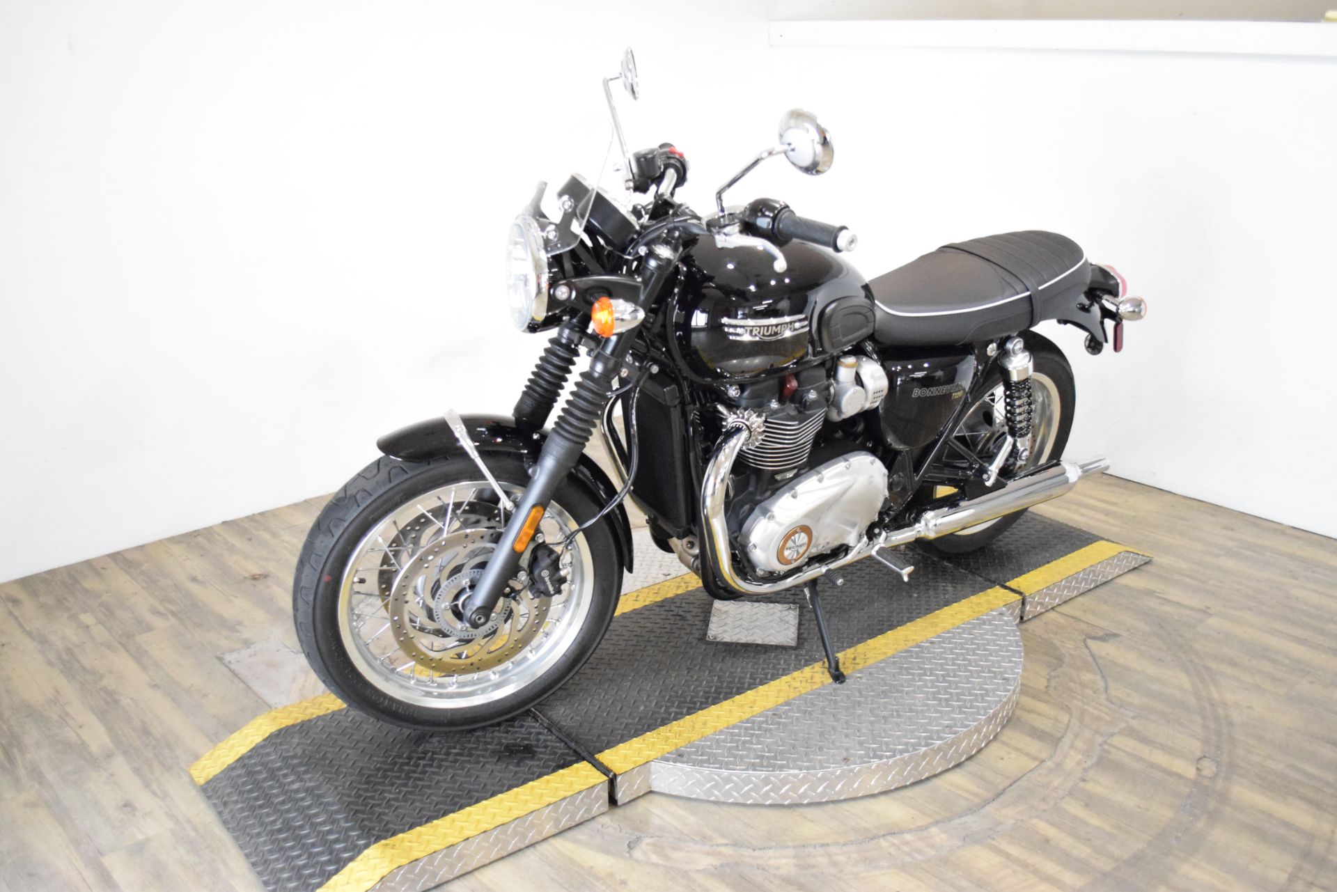 2022 Triumph Bonneville T120 Black in Wauconda, Illinois - Photo 22