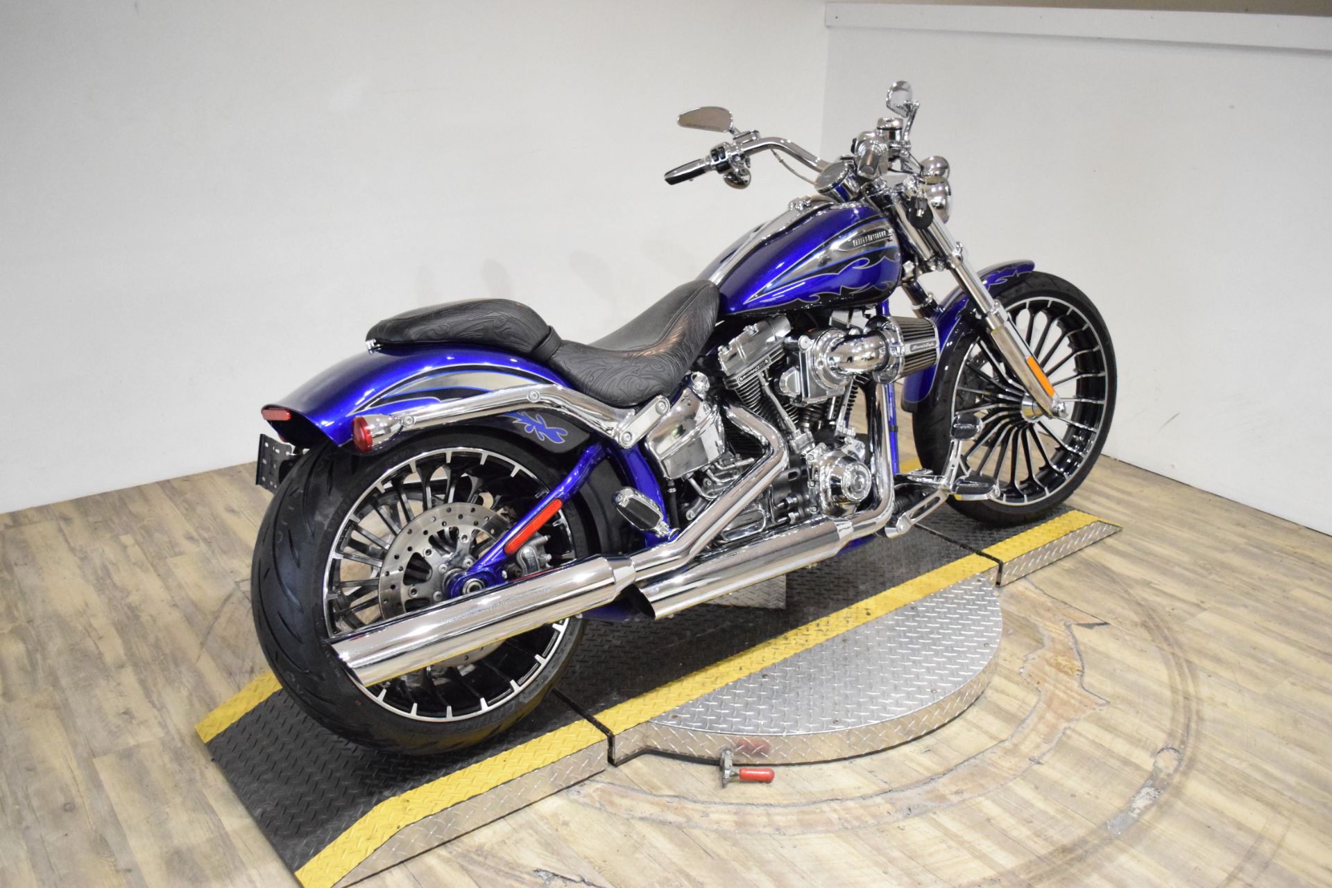 2014 Harley-Davidson CVO™ Breakout® in Wauconda, Illinois - Photo 9
