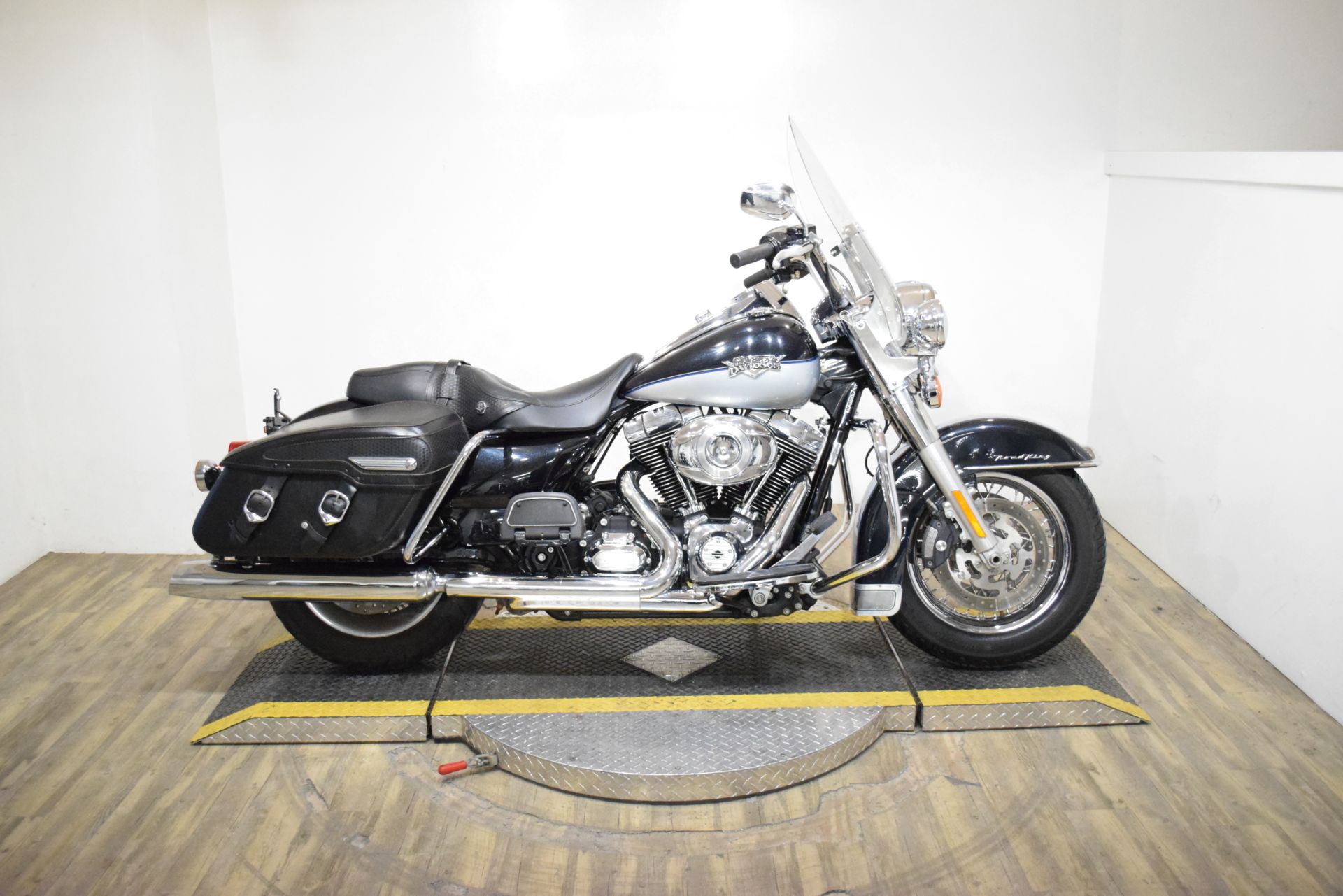 2012 Harley-Davidson Road King® Classic in Wauconda, Illinois - Photo 1