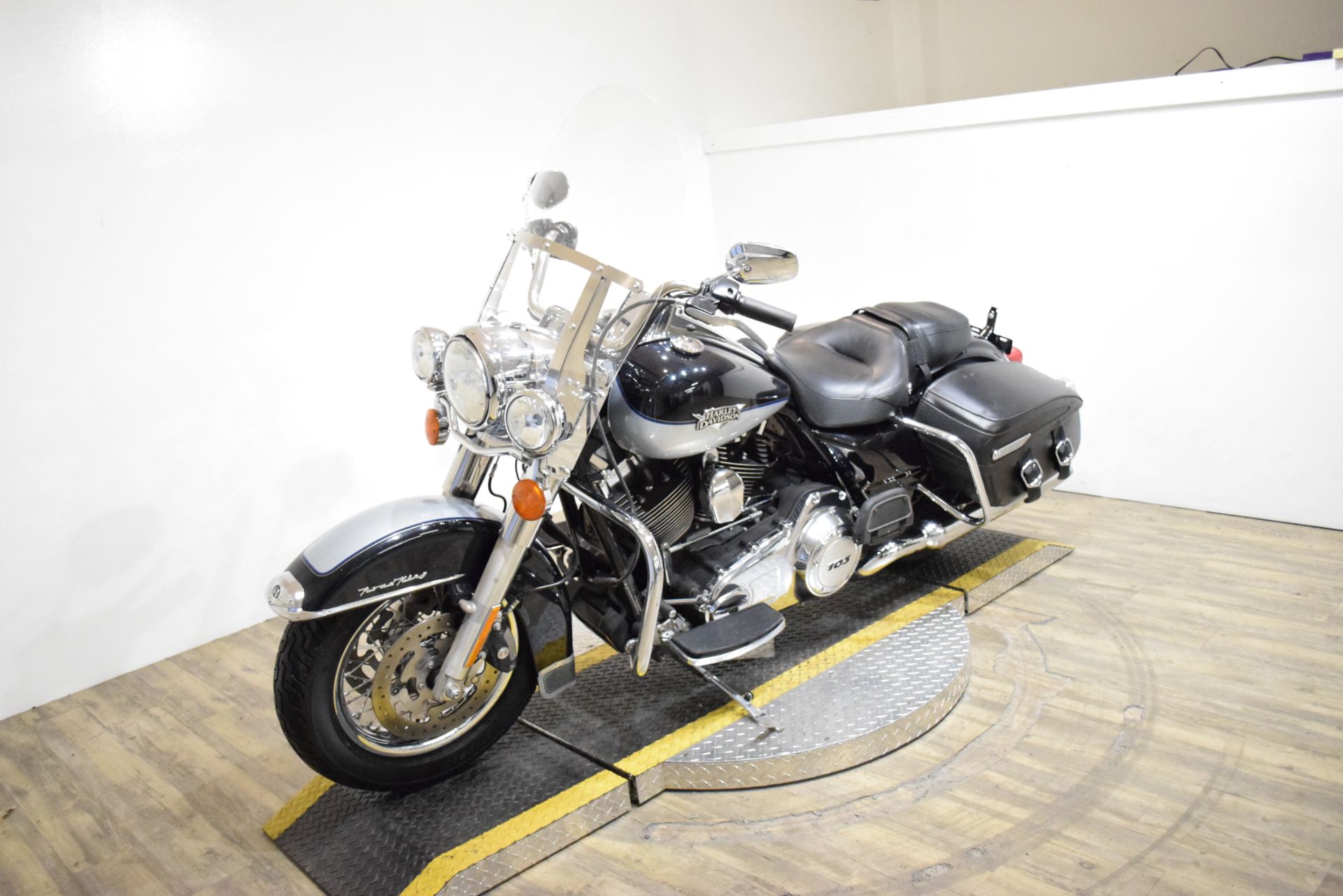 2012 Harley-Davidson Road King® Classic in Wauconda, Illinois - Photo 22