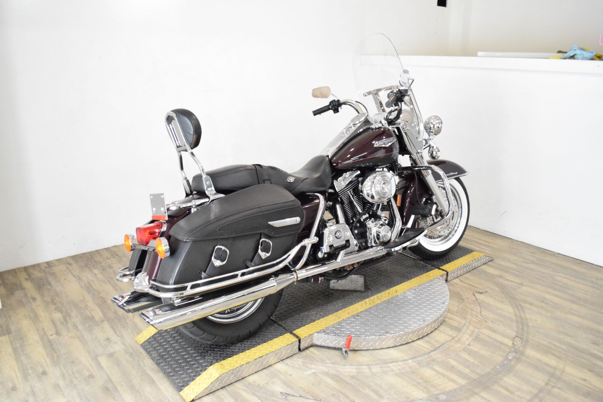 2005 Harley-Davidson FLHRCI Road King® Classic in Wauconda, Illinois - Photo 9