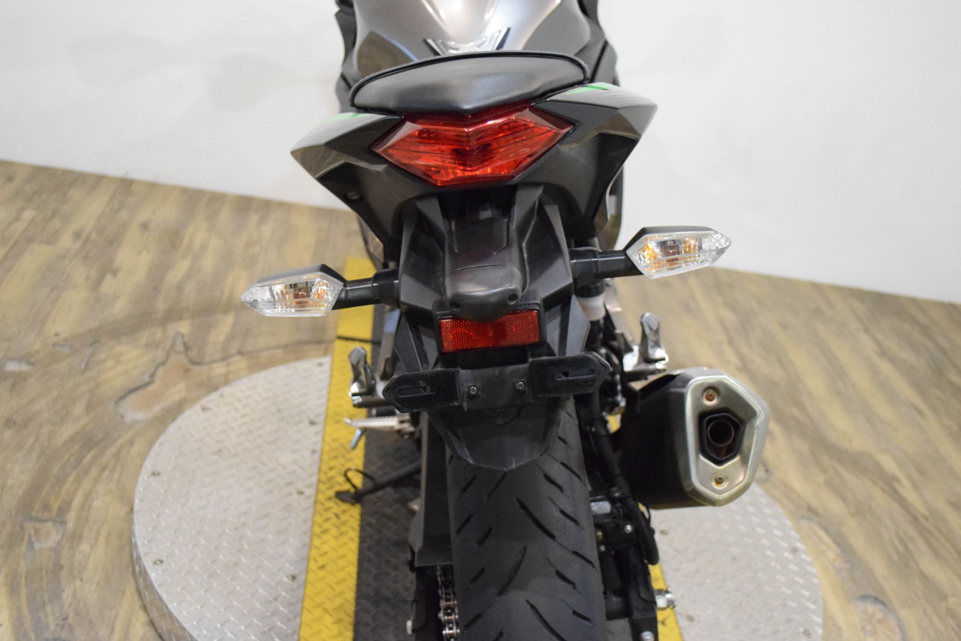 2015 Kawasaki Ninja® 300 SE in Wauconda, Illinois - Photo 24