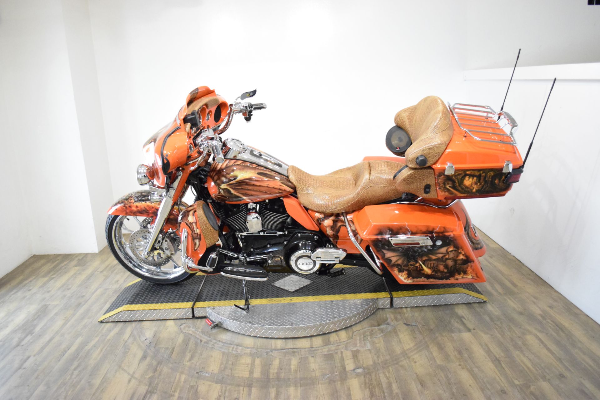 2013 Harley-Davidson CVO™ Ultra Classic® Electra Glide® in Wauconda, Illinois - Photo 15