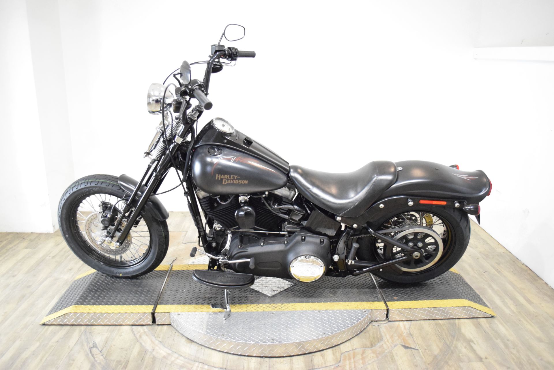 2010 Harley-Davidson Softail® Cross Bones™ in Wauconda, Illinois - Photo 16