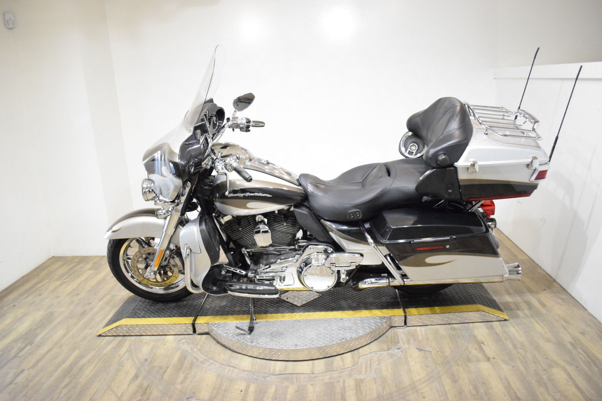 2013 Harley-Davidson CVO™ Ultra Classic® Electra Glide® in Wauconda, Illinois - Photo 15