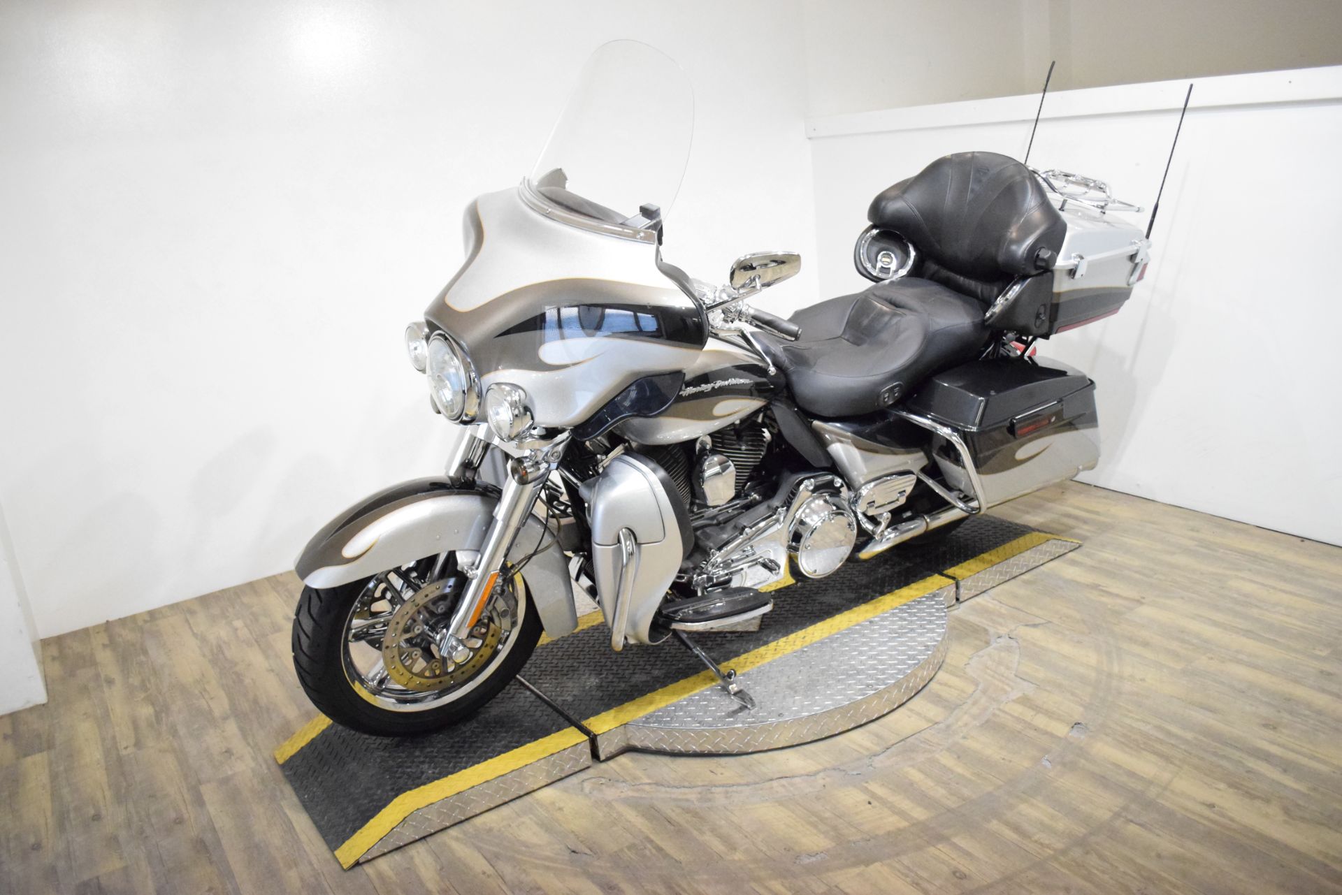 2013 Harley-Davidson CVO™ Ultra Classic® Electra Glide® in Wauconda, Illinois - Photo 22