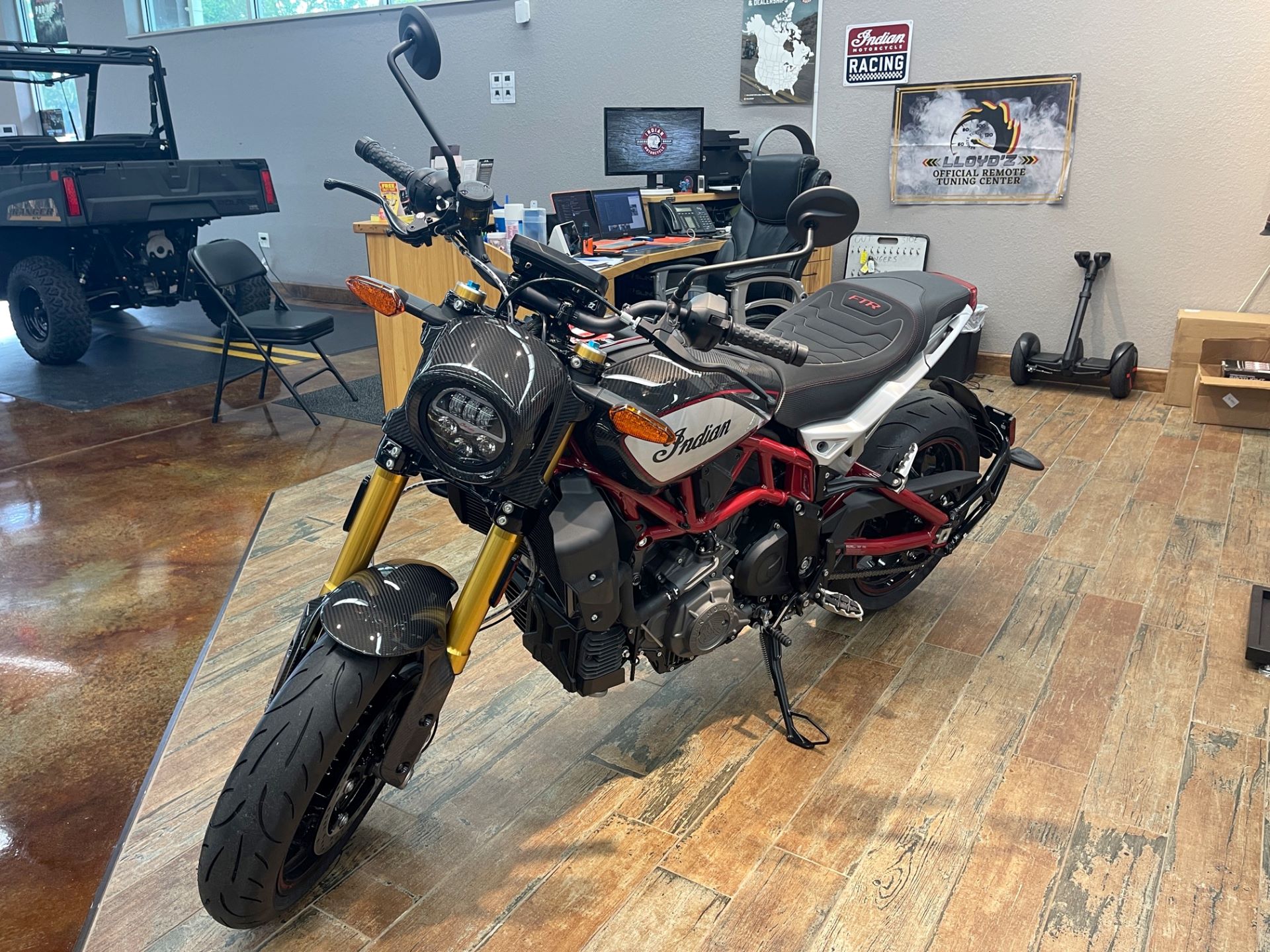 2022 Indian Motorcycle FTR R Carbon in Fleming Island, Florida - Photo 4