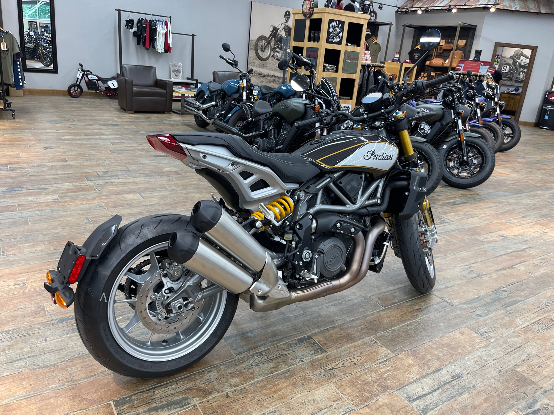 2023 Indian Motorcycle FTR R Carbon in Fleming Island, Florida - Photo 2