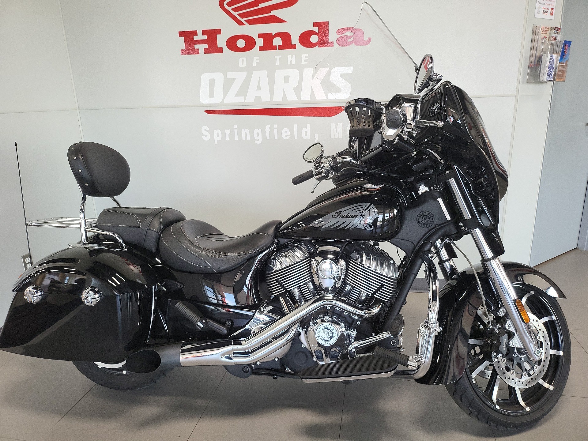 2018 Indian Motorcycle Chieftain® Limited ABS in Springfield, Missouri - Photo 3