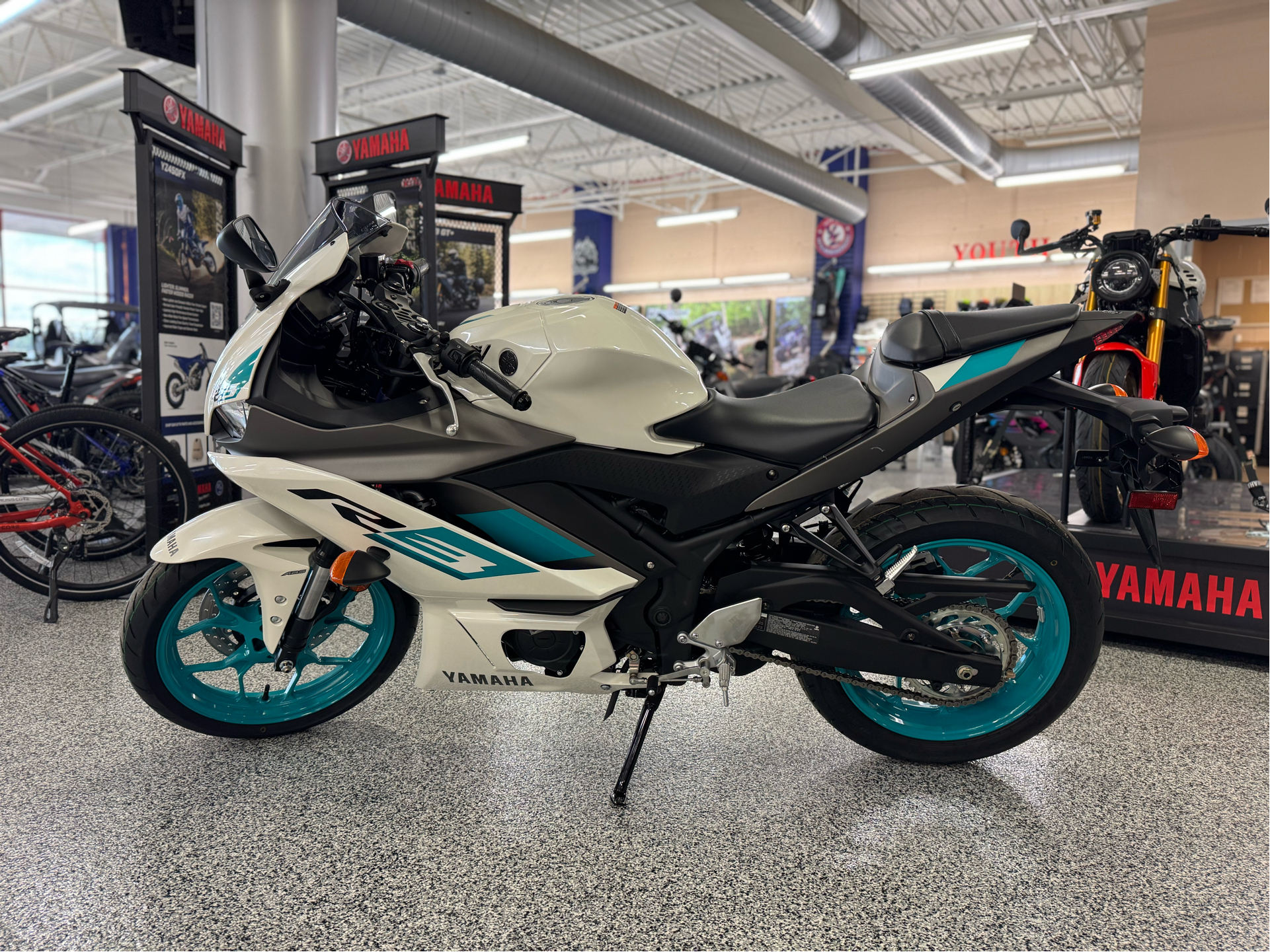 2024 Yamaha YZF-R3 in Saint Joseph, Missouri - Photo 3