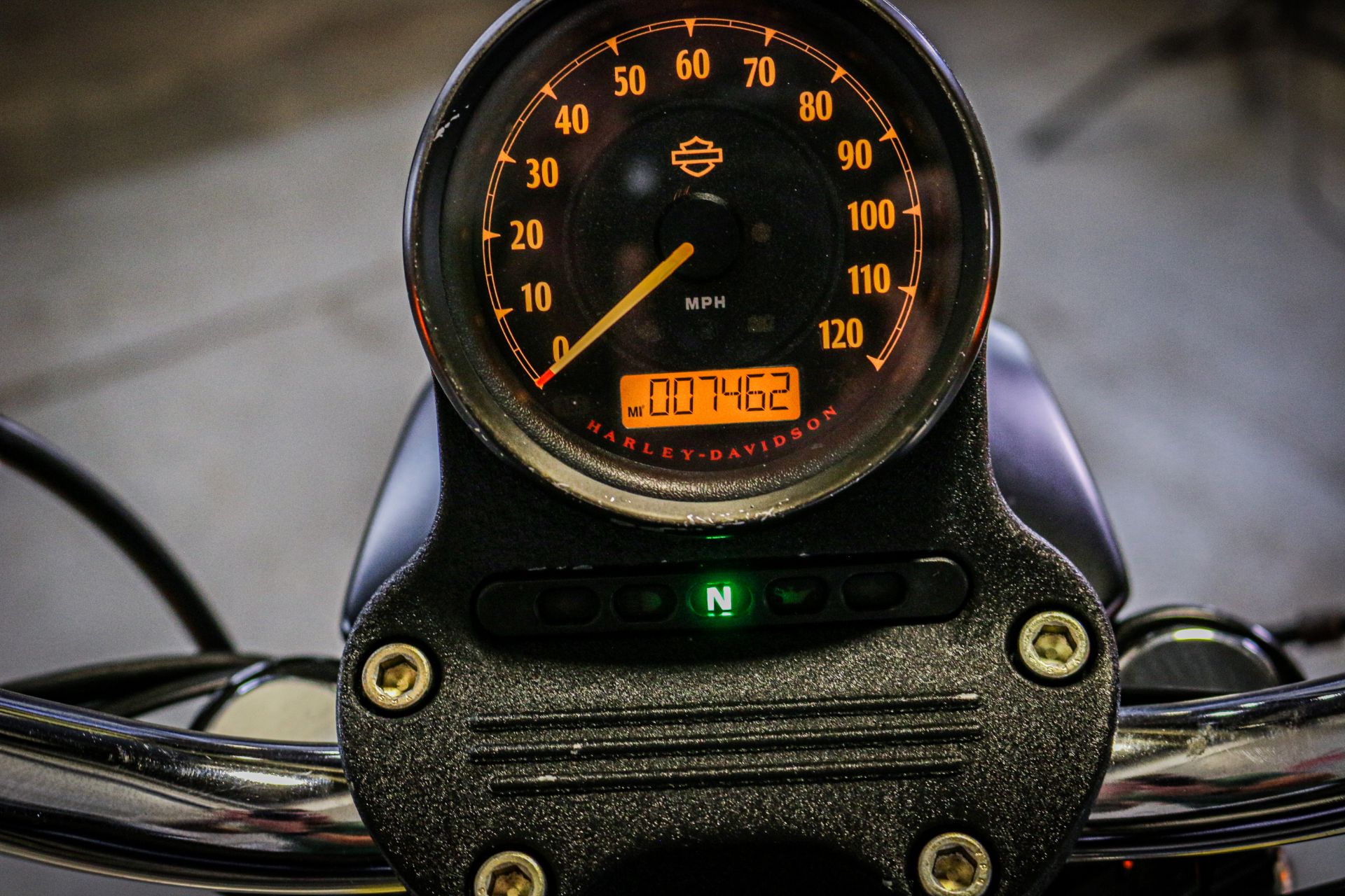 2015 Harley-Davidson Iron 883™ in Sacramento, California - Photo 9