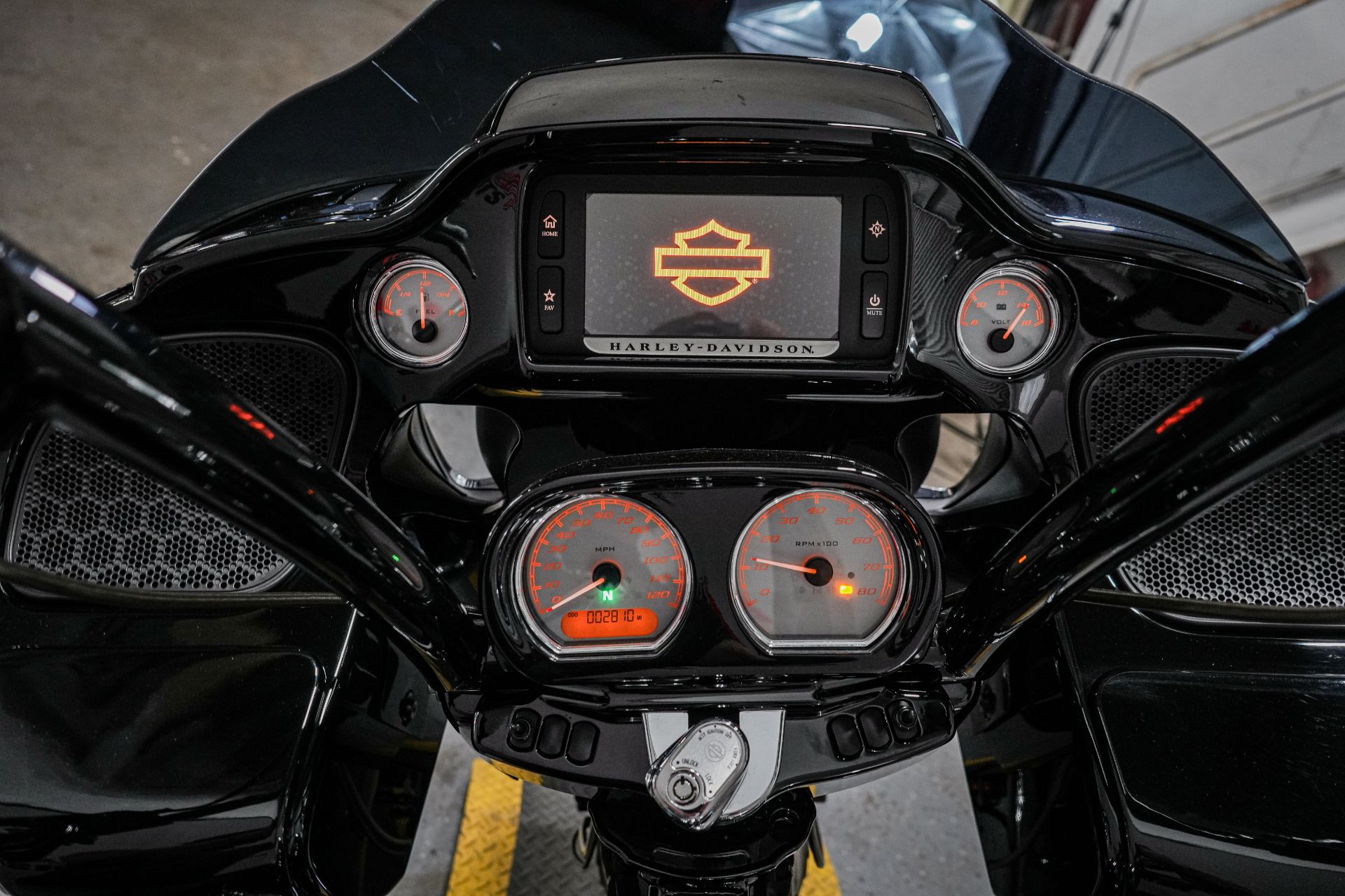 2016 Harley-Davidson Road Glide® Special in Sacramento, California - Photo 12