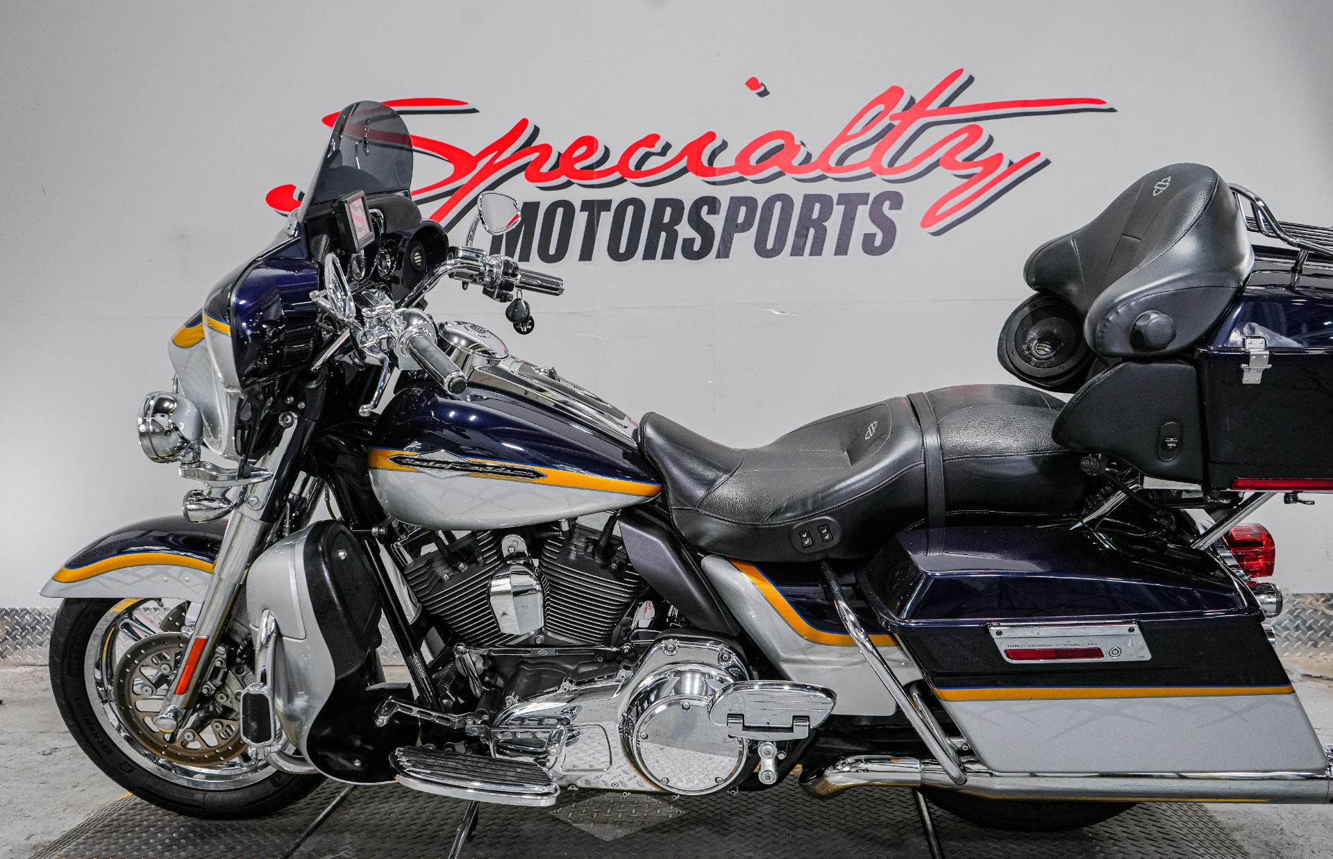 2012 Harley-Davidson CVO™ Ultra Classic® Electra Glide® in Sacramento, California - Photo 4
