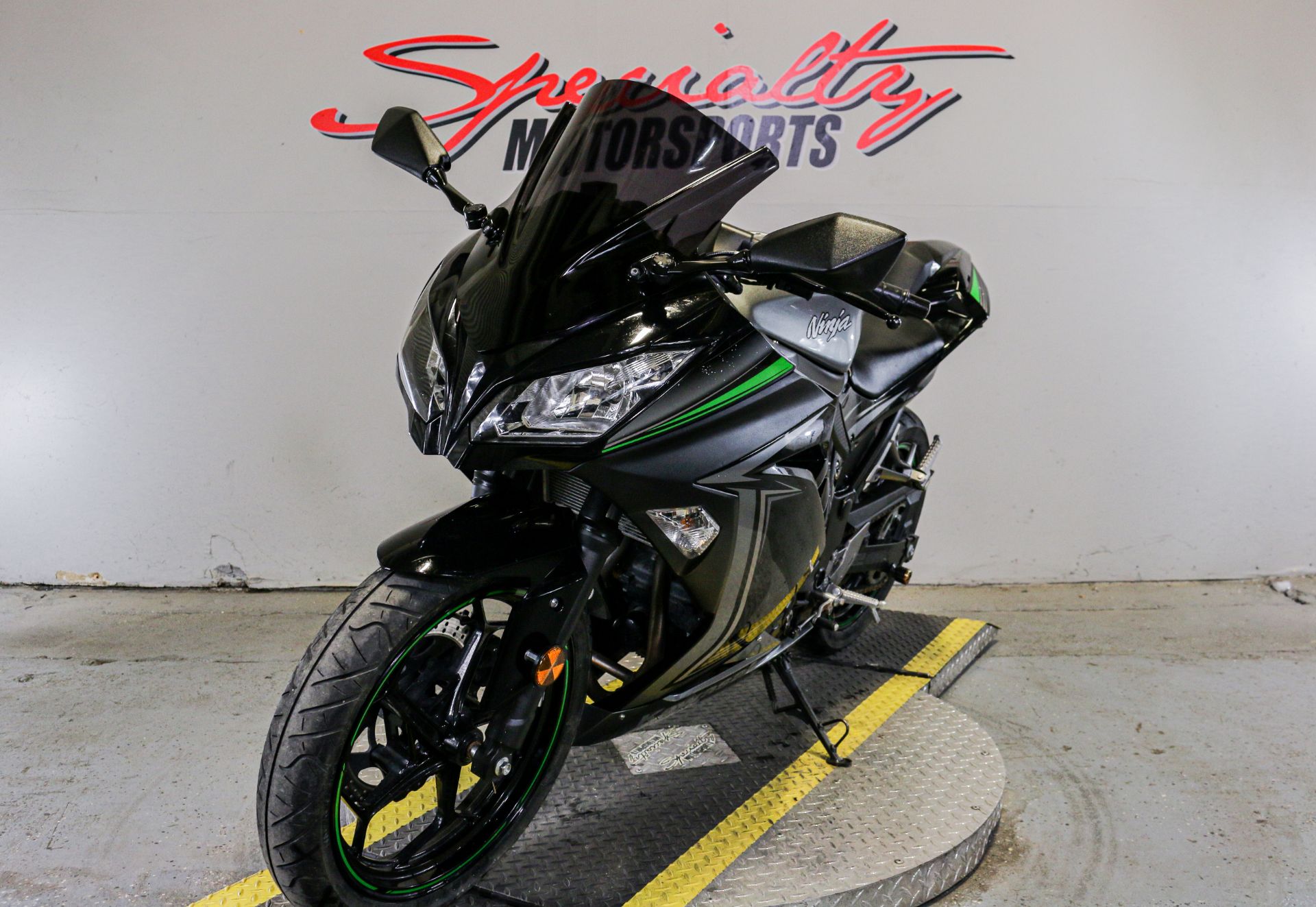2015 Kawasaki Ninja® 300 SE in Sacramento, California - Photo 5