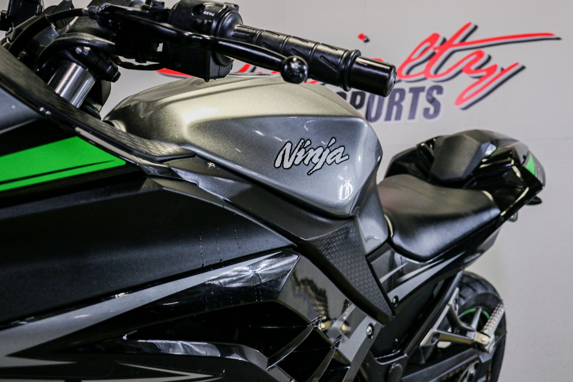 2015 Kawasaki Ninja® 300 SE in Sacramento, California - Photo 6