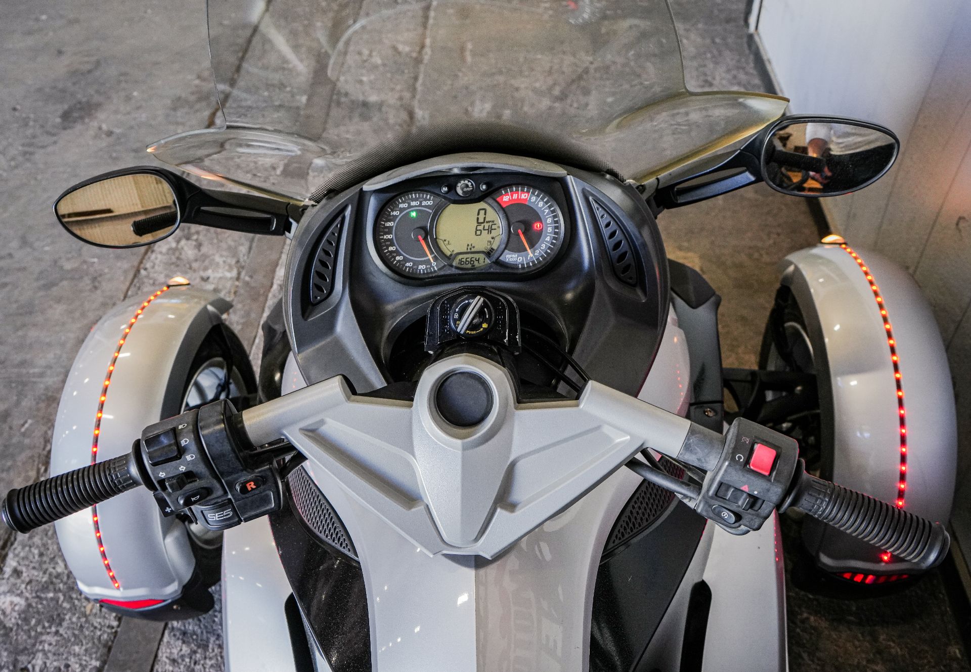 2009 Can-Am Spyder™ GS Roadster with SE5 Transmission (semi auto) in Sacramento, California - Photo 8