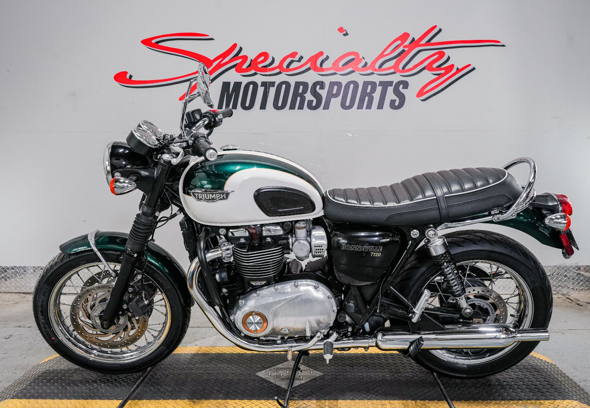 2018 Triumph Bonneville T120 Black in Sacramento, California - Photo 4