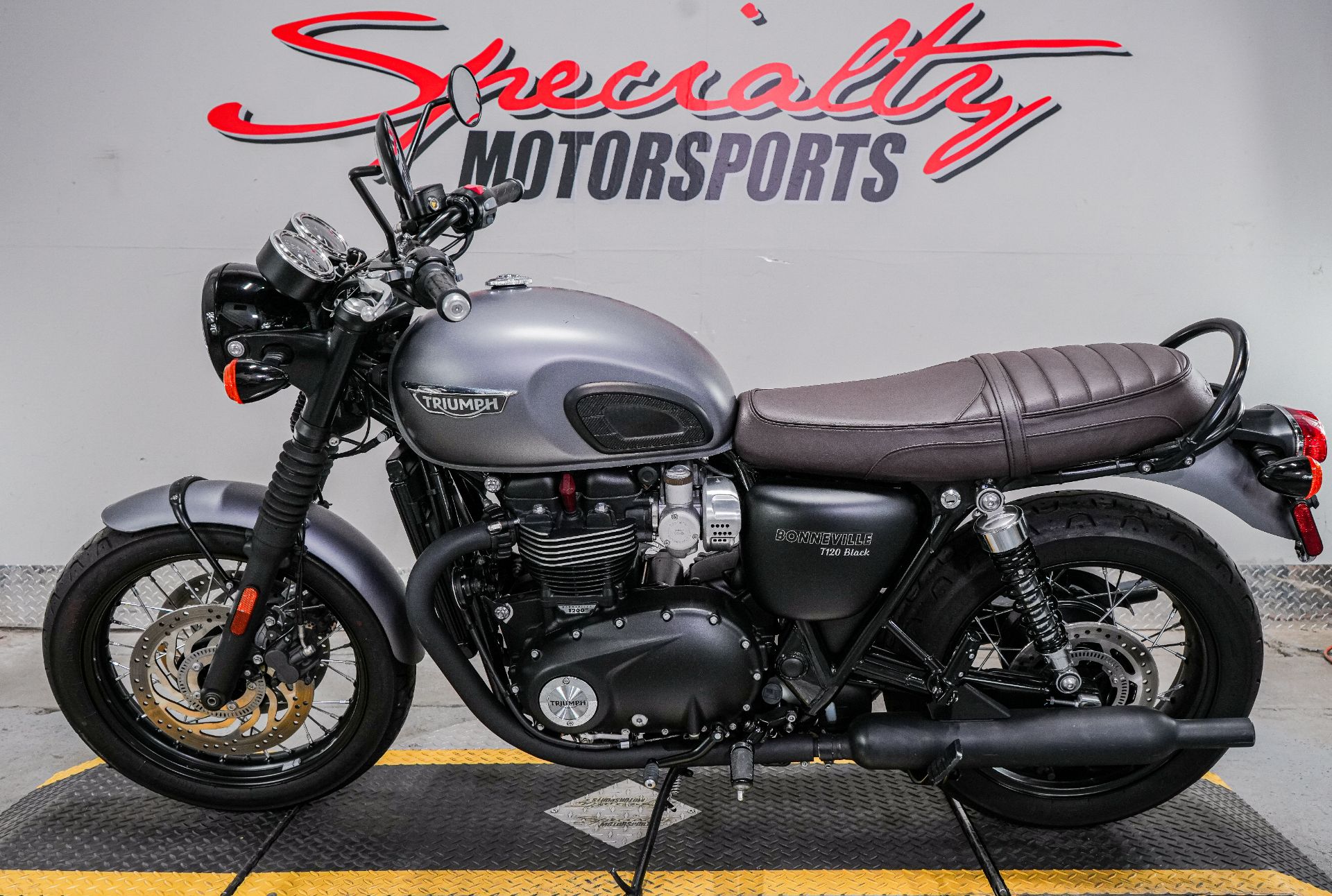 2016 Triumph Bonneville T120 Black in Sacramento, California - Photo 4