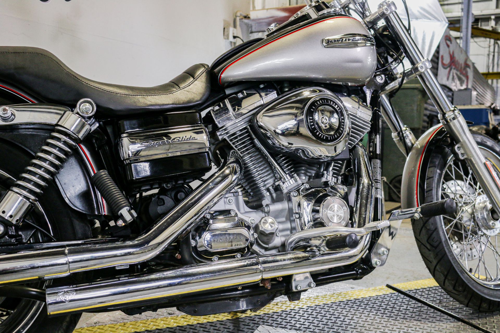 2009 Harley-Davidson Dyna® Super Glide® Custom in Sacramento, California - Photo 8