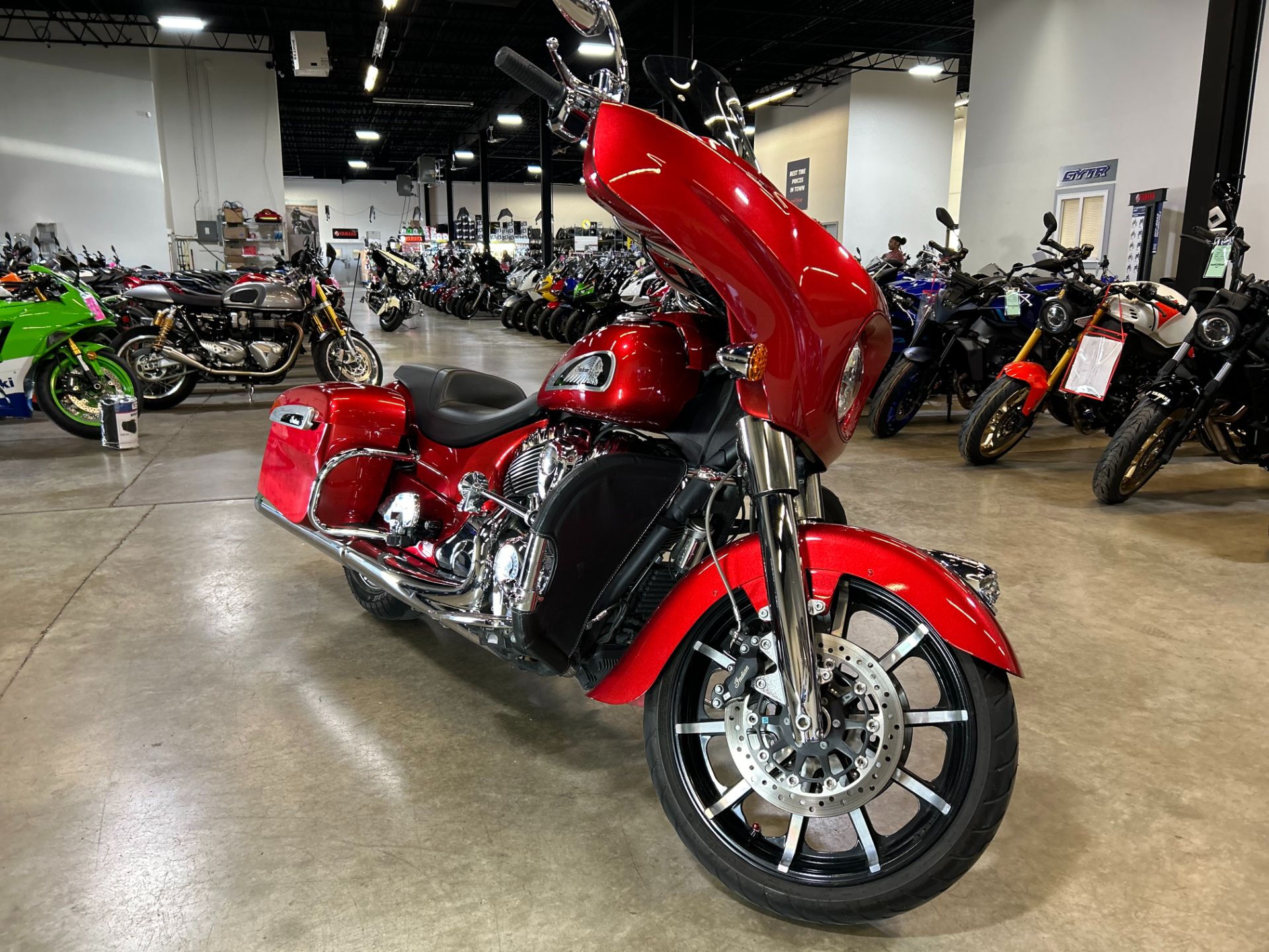 2019 Indian Motorcycle Chieftain® Limited ABS in Eden Prairie, Minnesota - Photo 2