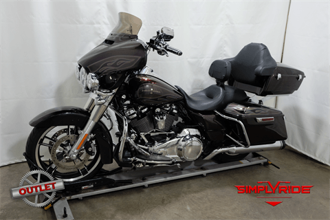 2017 Harley-Davidson Street Glide® Special in Eden Prairie, Minnesota - Photo 4