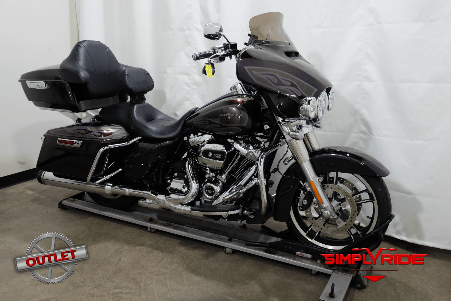 2017 Harley-Davidson Street Glide® Special in Eden Prairie, Minnesota - Photo 2