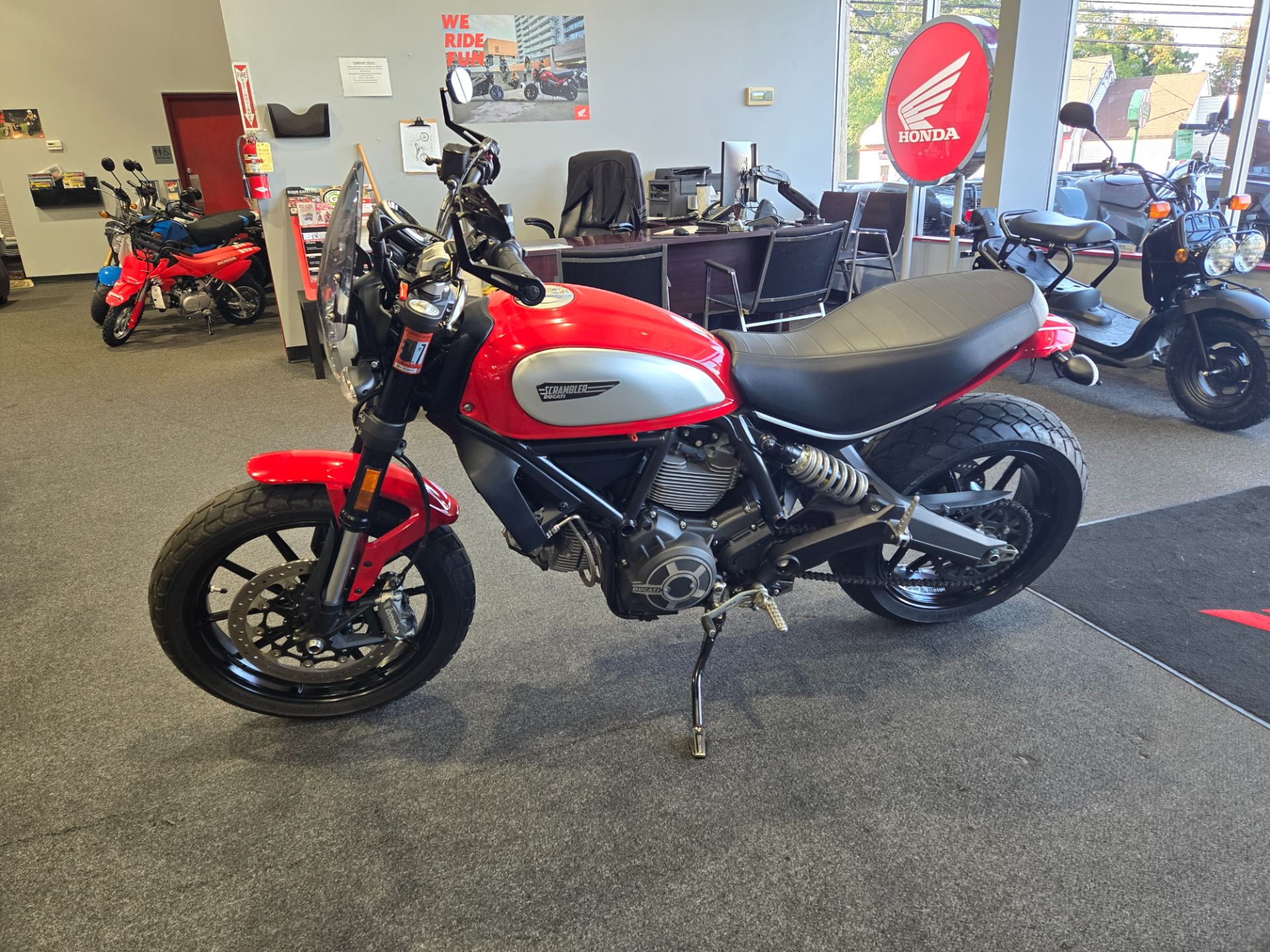 2016 Ducati Scrambler Icon in Moon Township, Pennsylvania - Photo 2