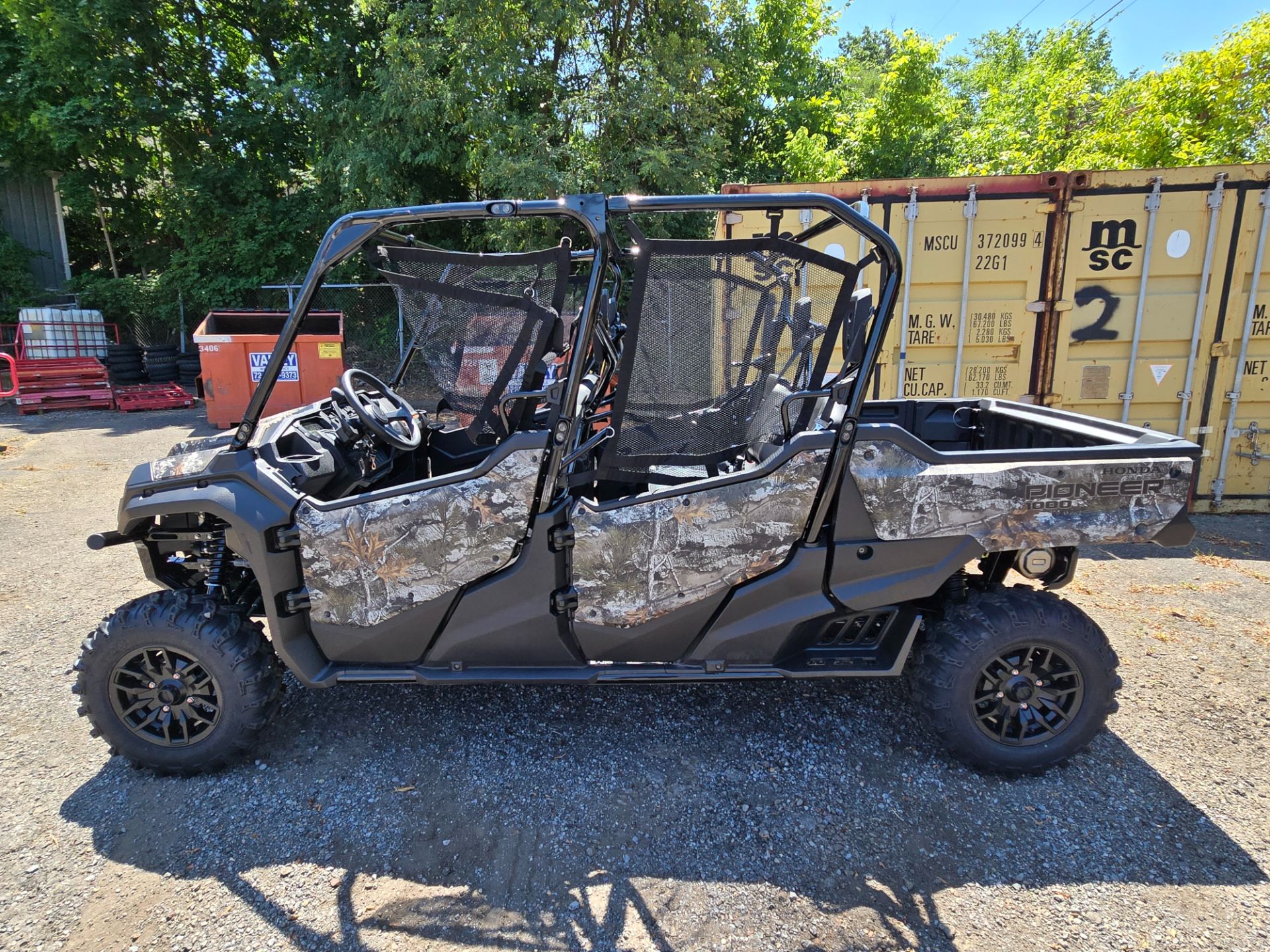 2024 Honda Pioneer 1000-6 Deluxe Crew in Moon Township, Pennsylvania - Photo 2