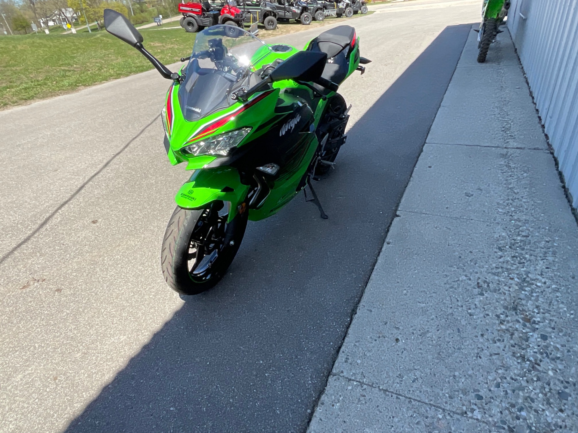 2023 Kawasaki Ninja 400 ABS KRT Edition in Howell, Michigan - Photo 5