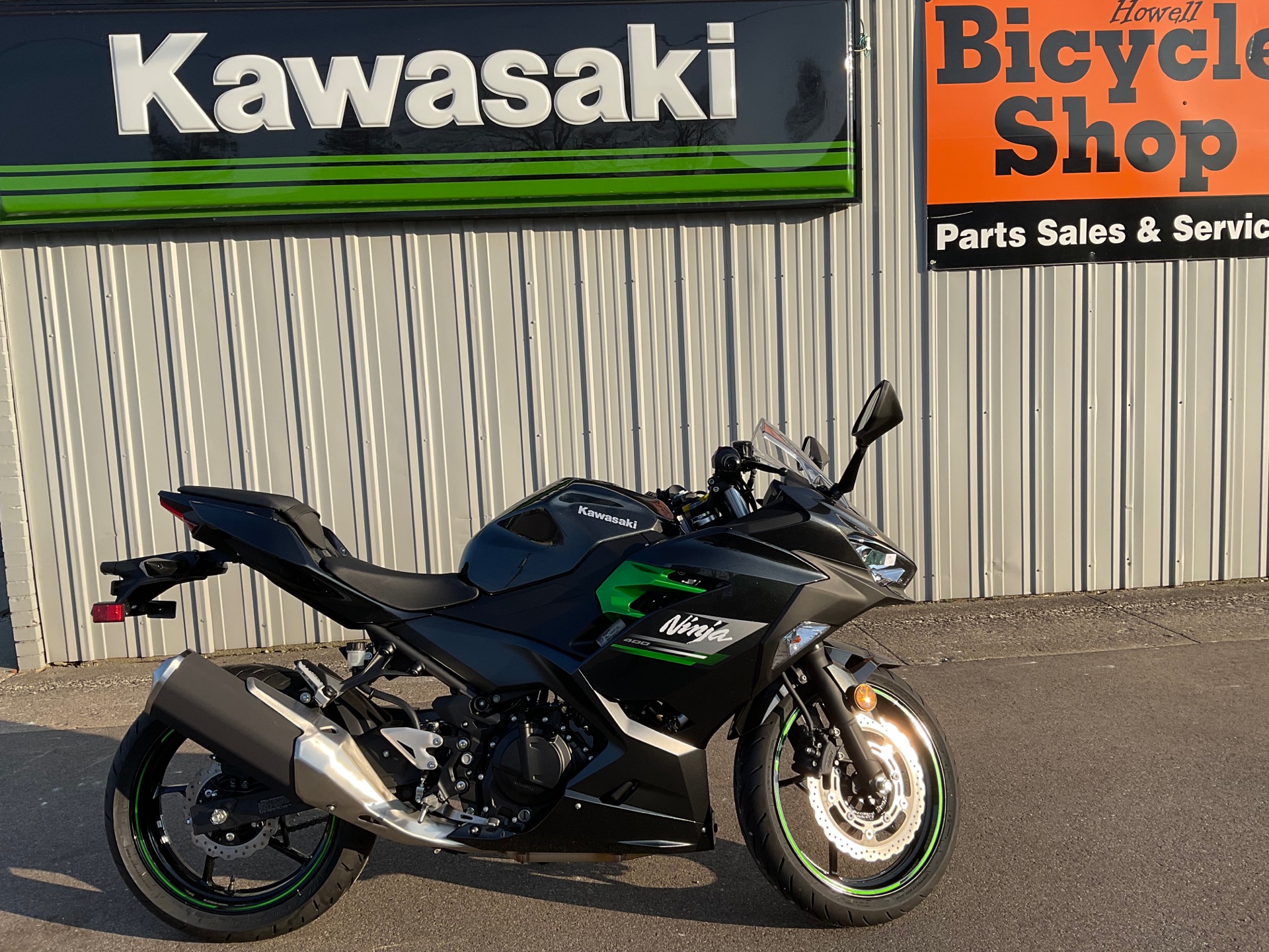 2023 Kawasaki Ninja 400 in Howell, Michigan - Photo 9