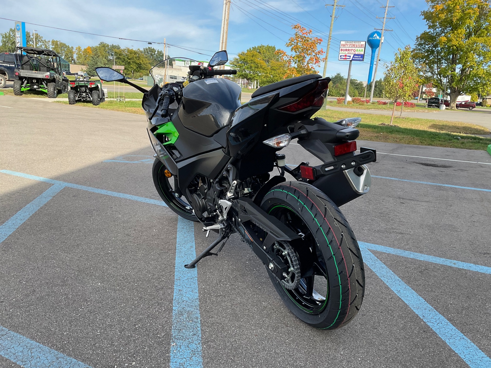 2023 Kawasaki Ninja 400 ABS in Howell, Michigan - Photo 5