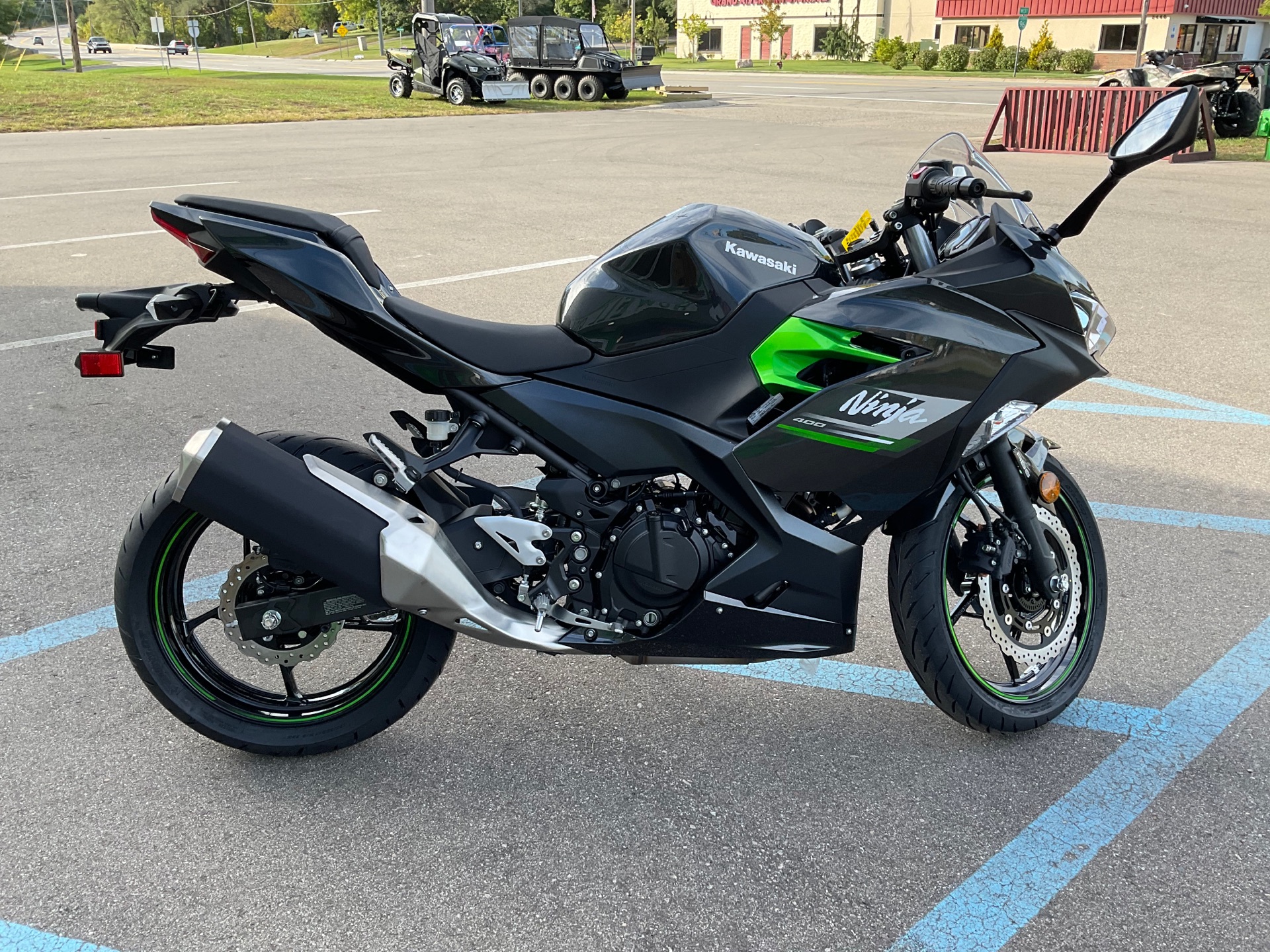 2023 Kawasaki Ninja 400 ABS in Howell, Michigan - Photo 8