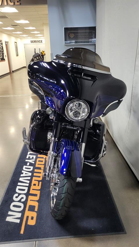 2016 Harley-Davidson CVO™ Street Glide® in Syracuse, New York - Photo 5