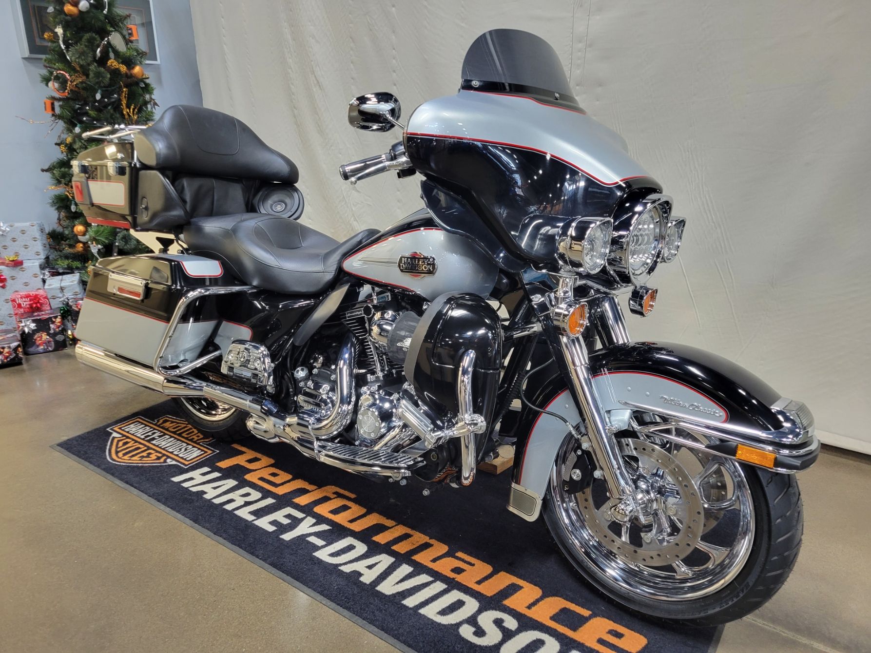 2010 Harley-Davidson Ultra Classic® Electra Glide® in Syracuse, New York - Photo 2