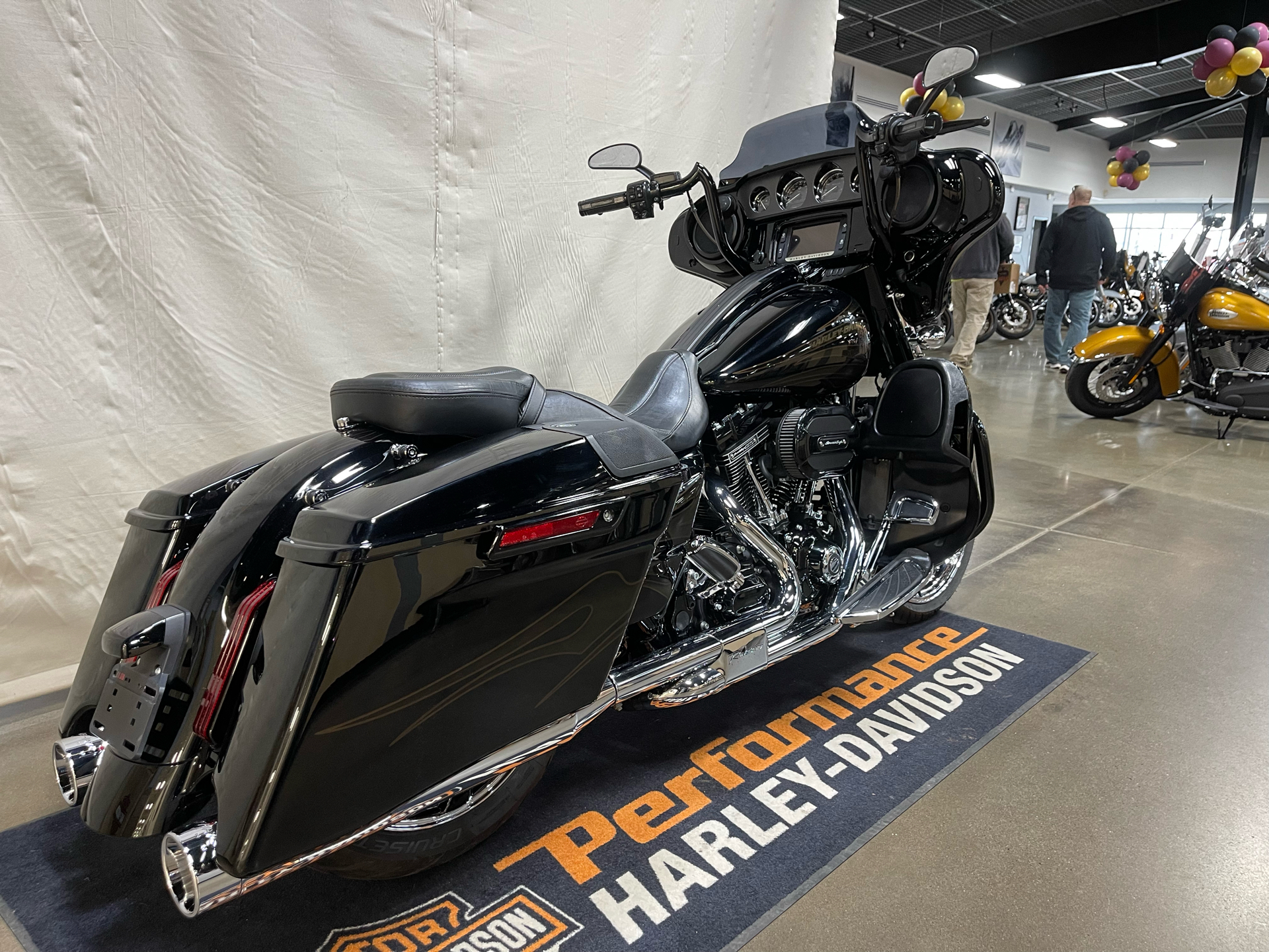 2015 Harley-Davidson CVO™ Street Glide® in Syracuse, New York - Photo 2