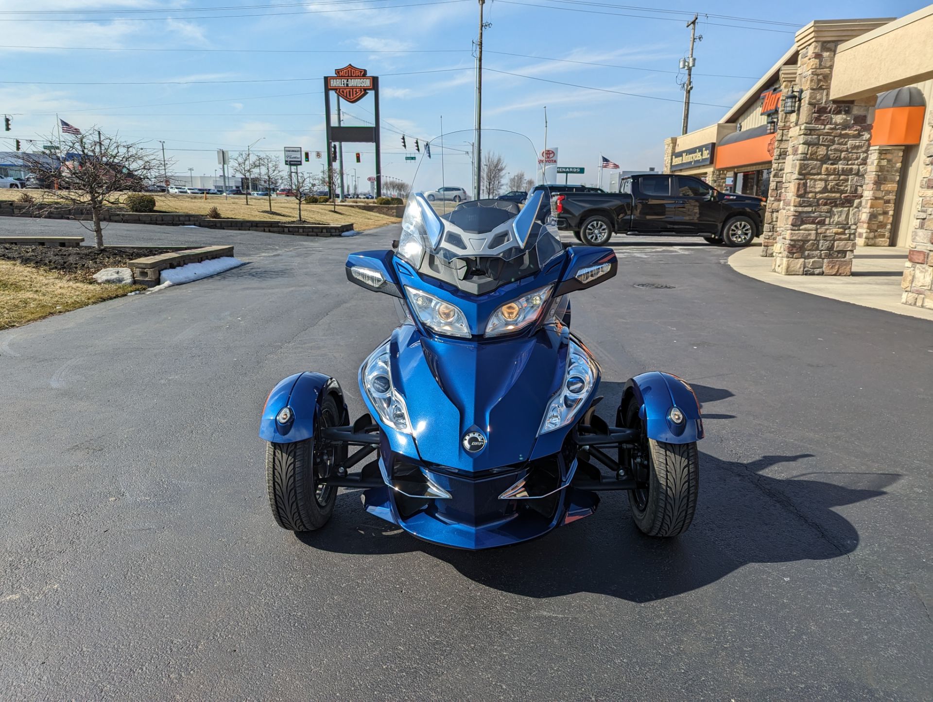 2011 Can-Am Spyder® RT Audio & Convenience SE5 in Muncie, Indiana - Photo 2