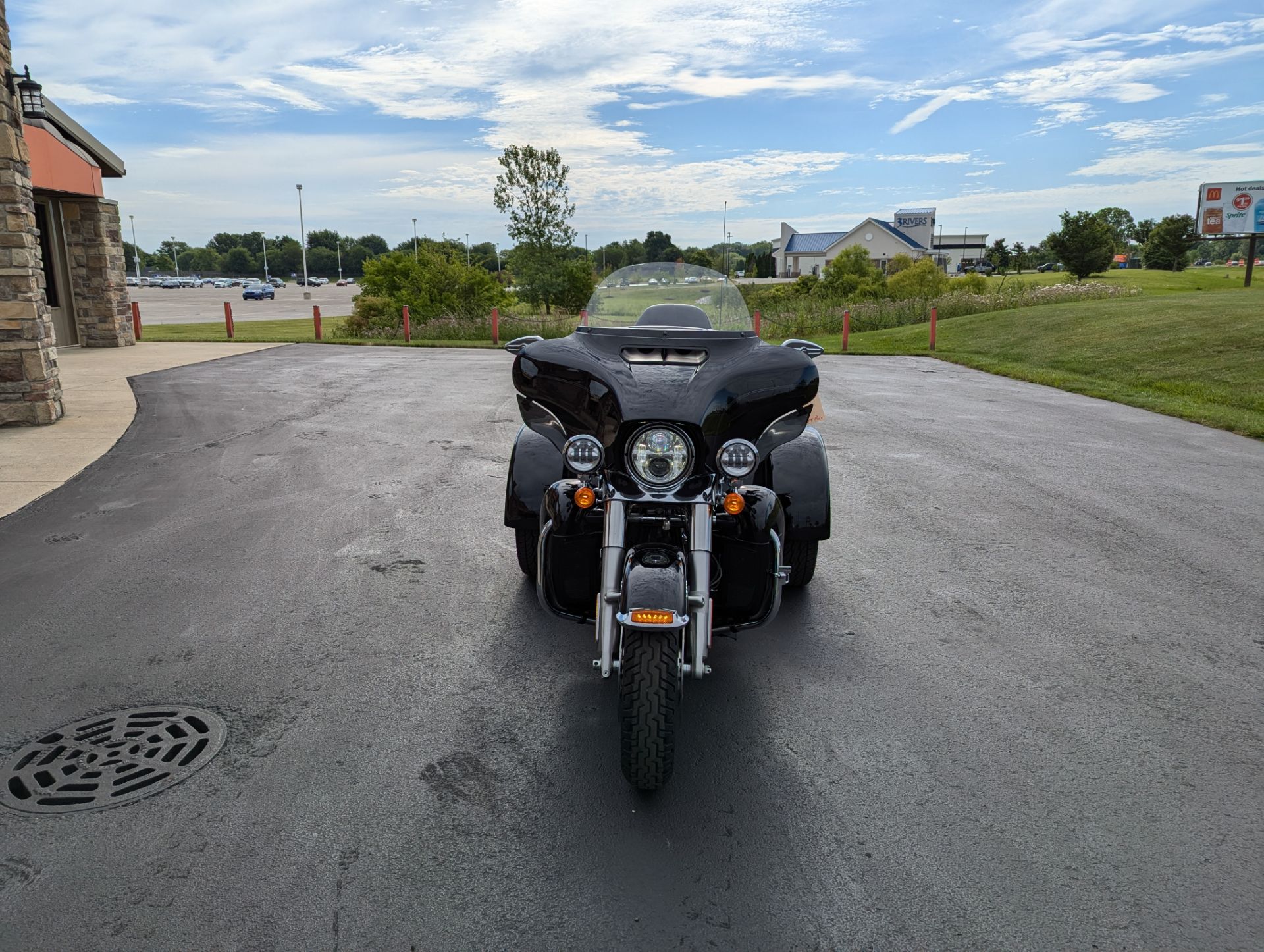 2018 Harley-Davidson Tri Glide® Ultra in Muncie, Indiana - Photo 2