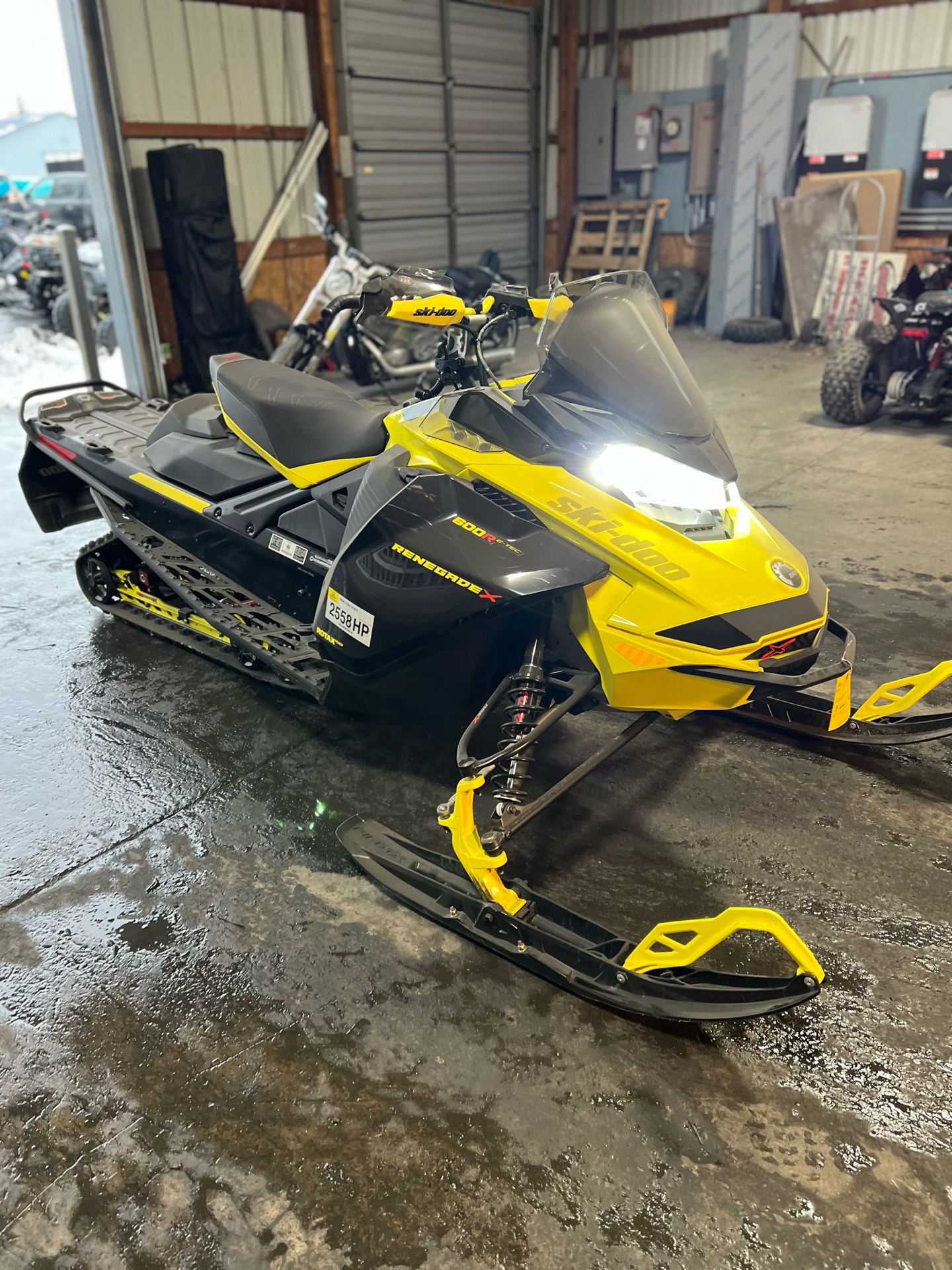 2022 Ski-Doo Renegade X 600R E-TEC ES Ice Ripper XT 1.25 in Weedsport, New York - Photo 2